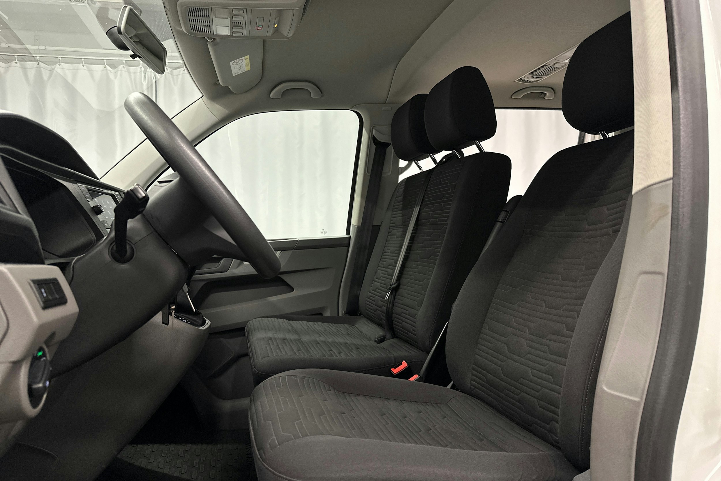 valkoinen Volkswagen Caravelle 2020 kuva 16.