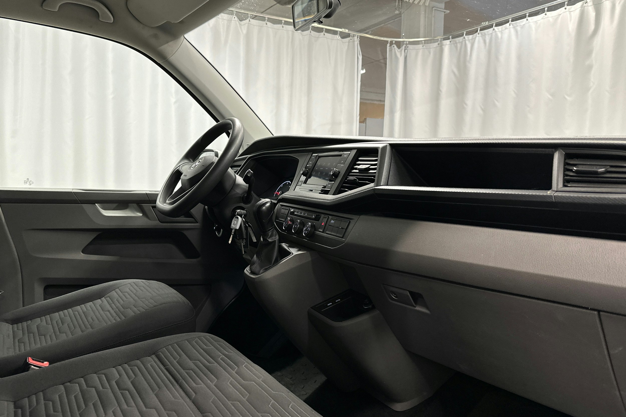 valkoinen Volkswagen Caravelle 2020 kuva 17.