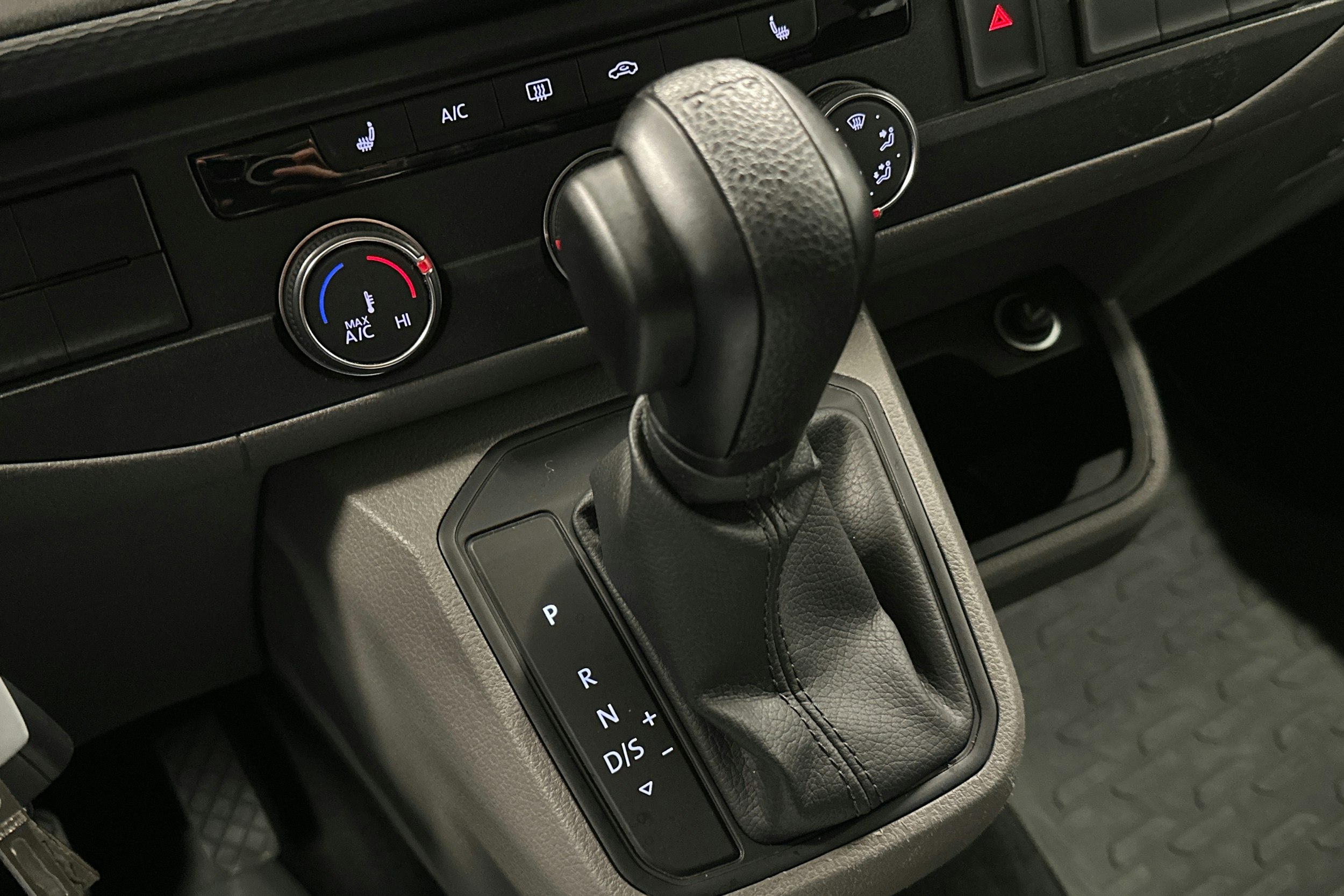 valkoinen Volkswagen Caravelle 2020 kuva 20.