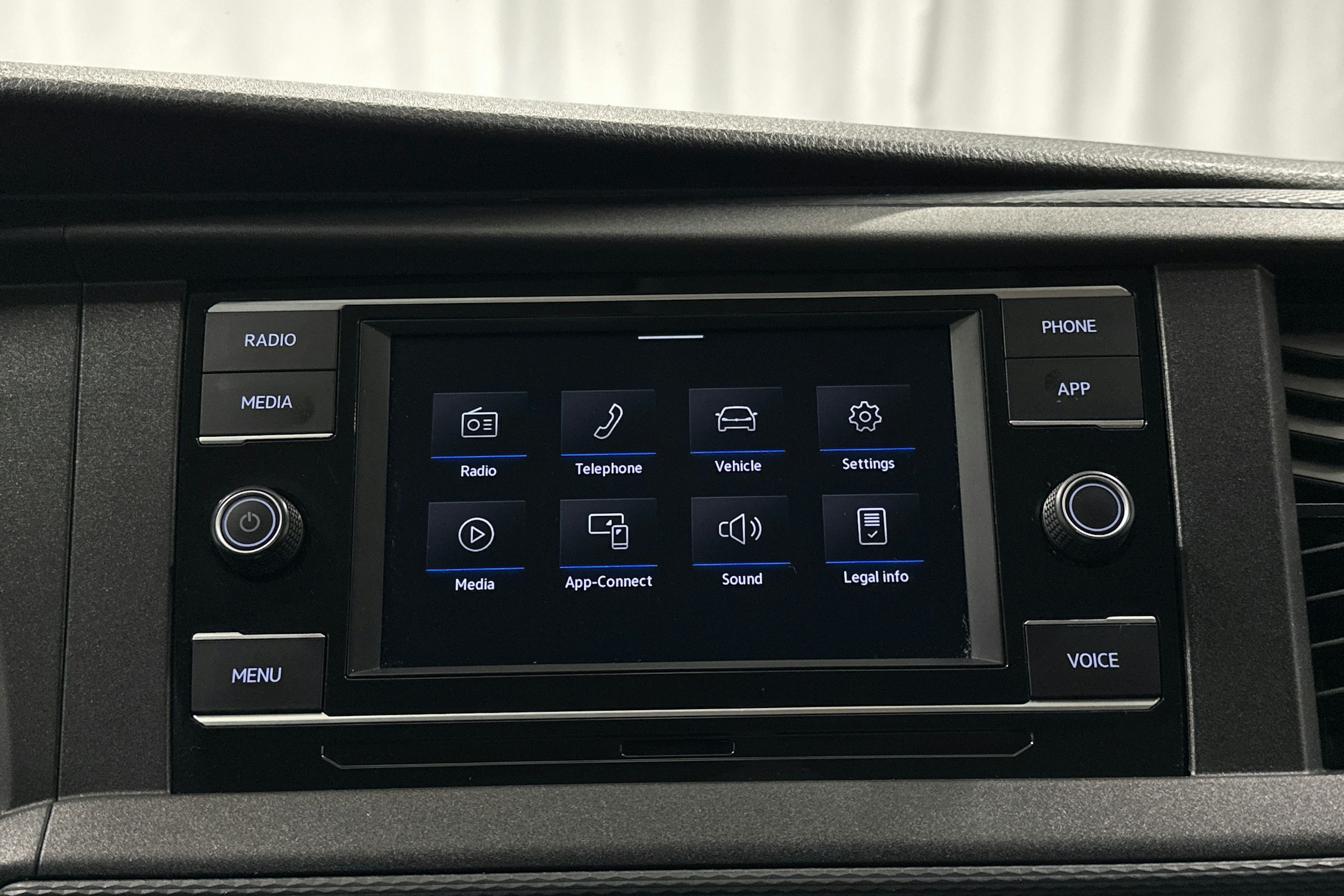 valkoinen Volkswagen Caravelle 2020 kuva 22.