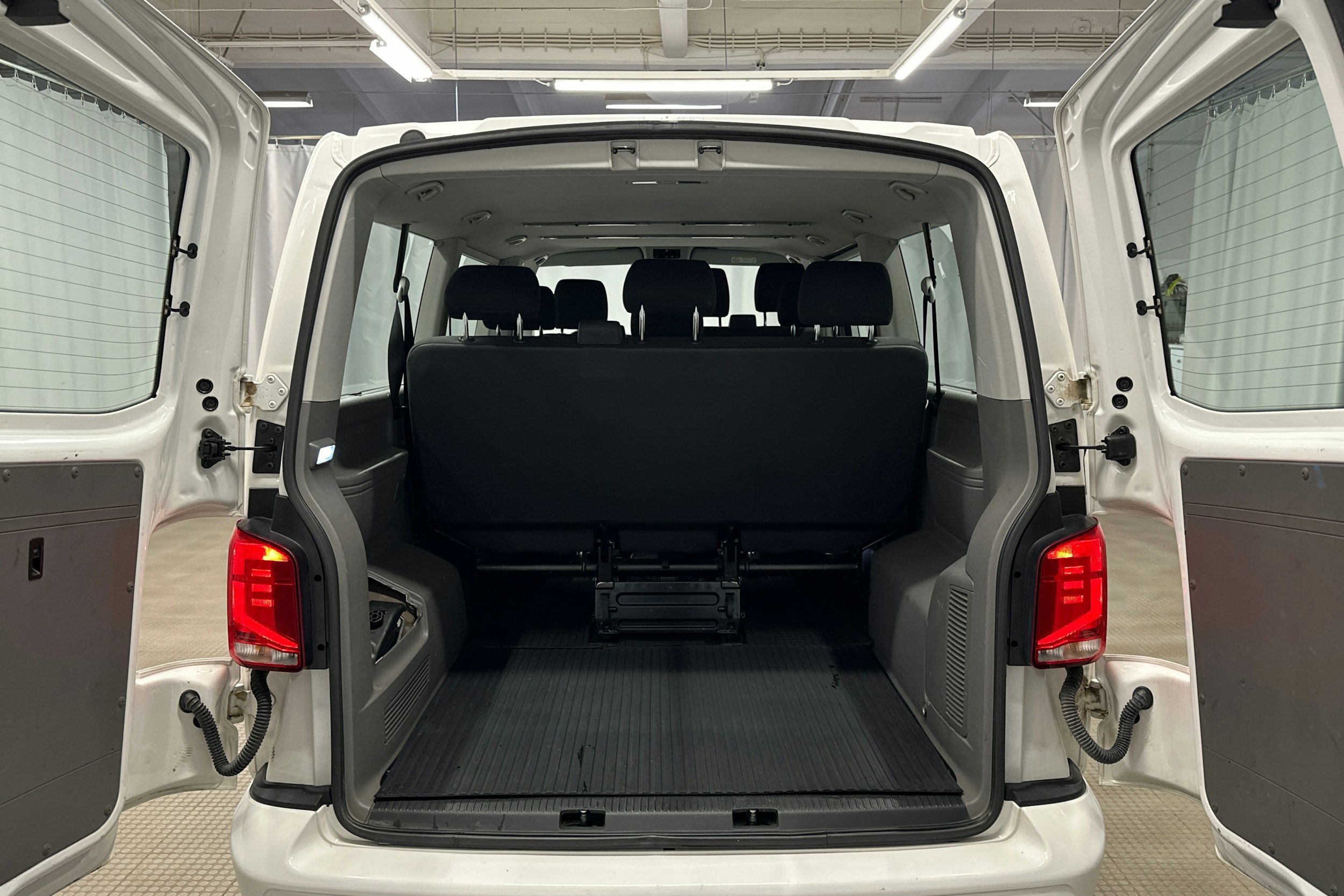 valkoinen Volkswagen Caravelle 2020 kuva 26.