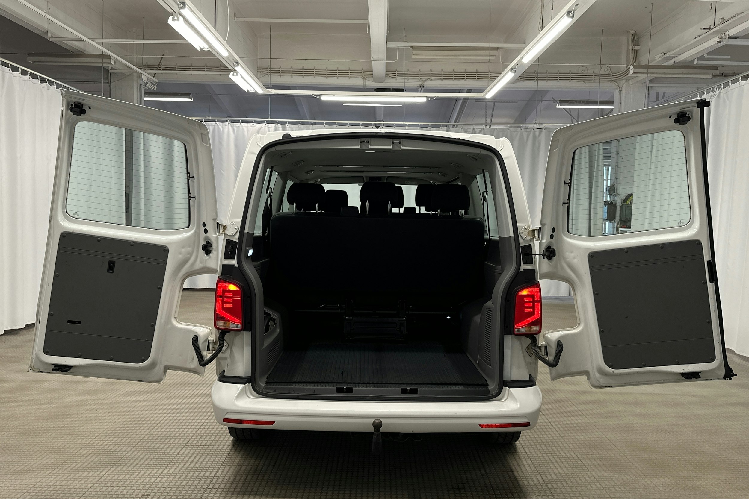 valkoinen Volkswagen Caravelle 2020 kuva 27.