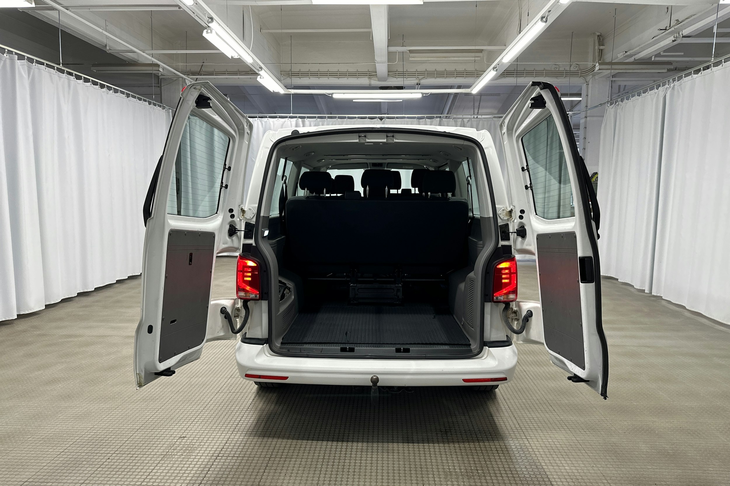 valkoinen Volkswagen Caravelle 2020 kuva 29.