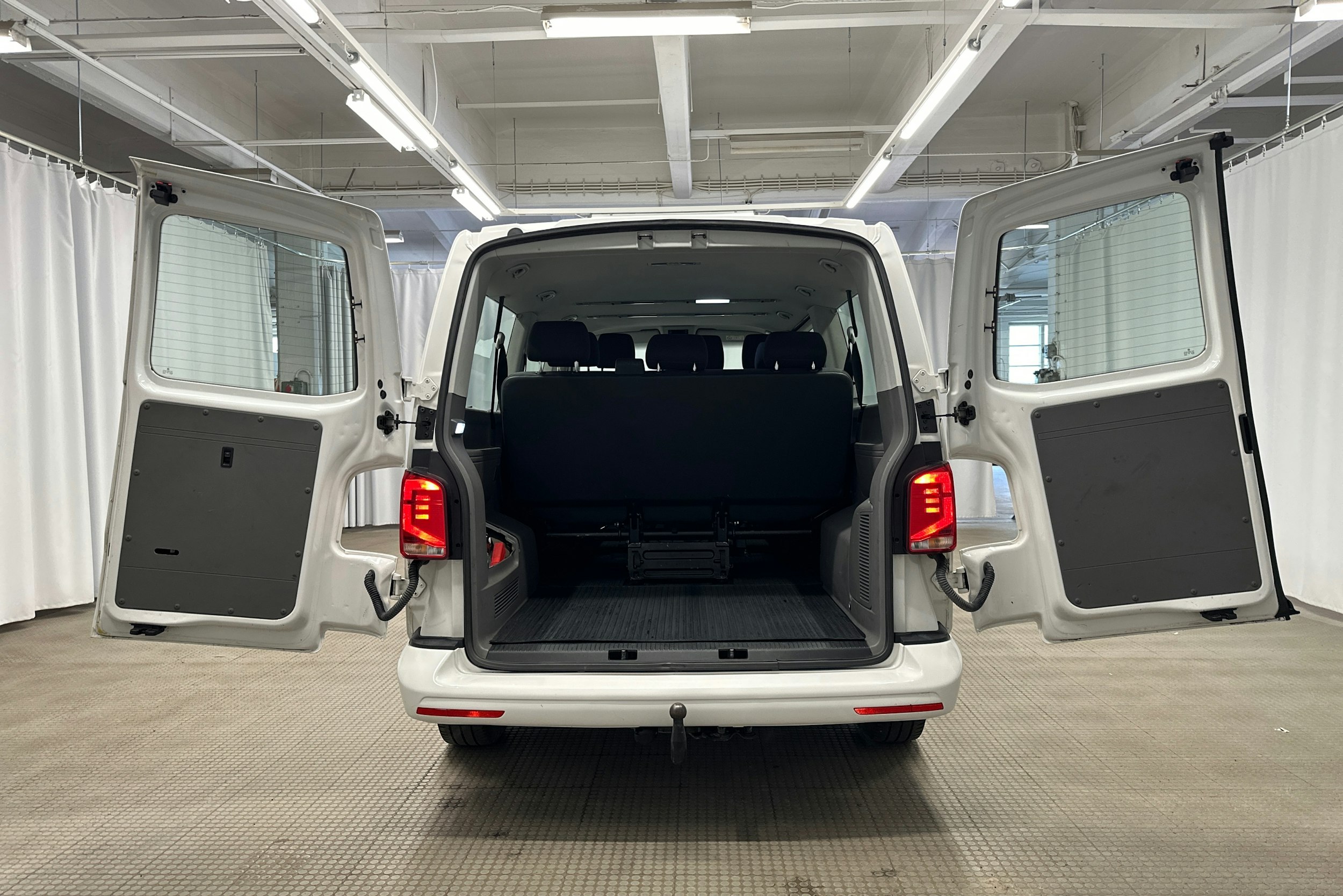 valkoinen Volkswagen Caravelle 2020 kuva 11.