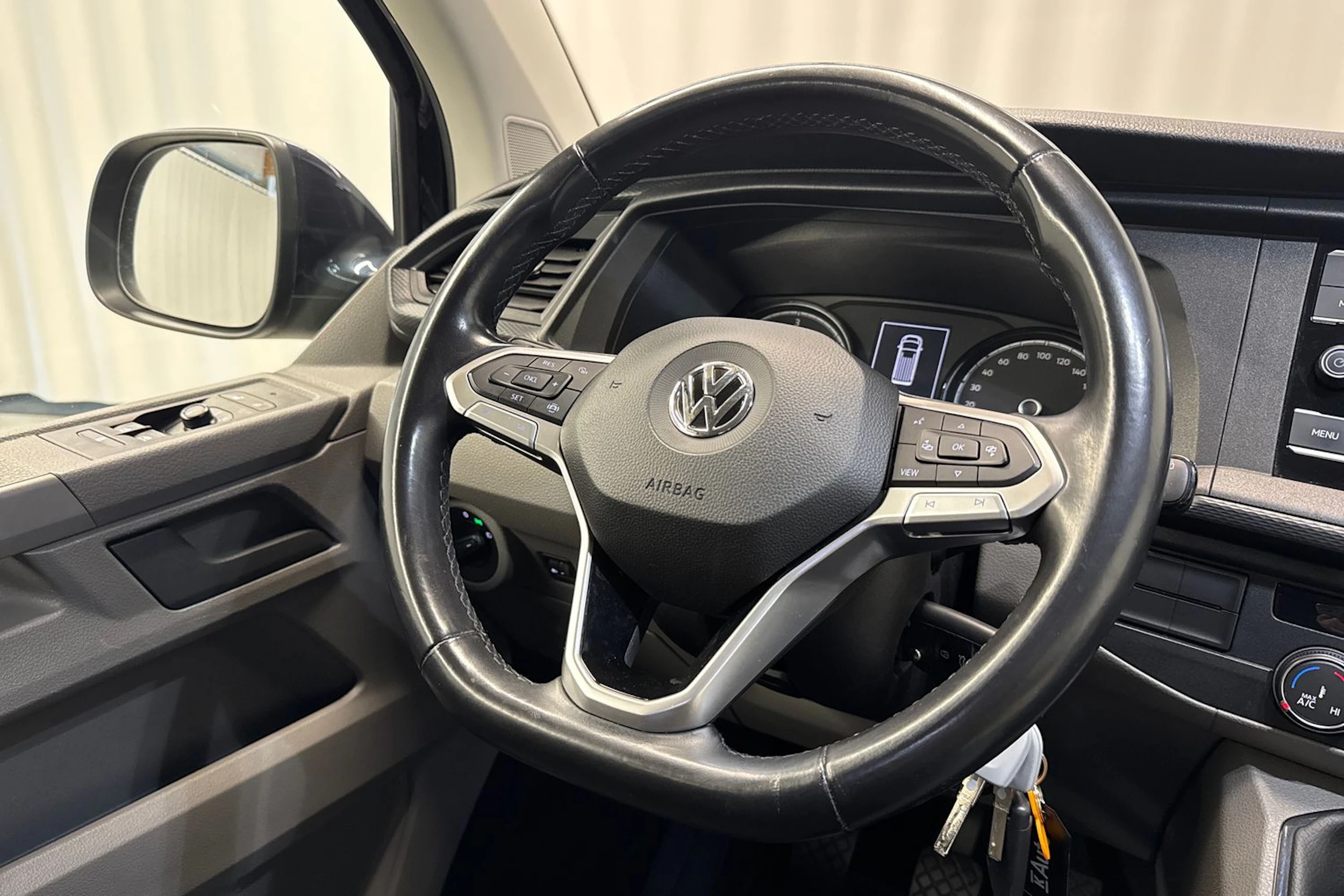 sininen Volkswagen Caravelle 2020 kuva 15.