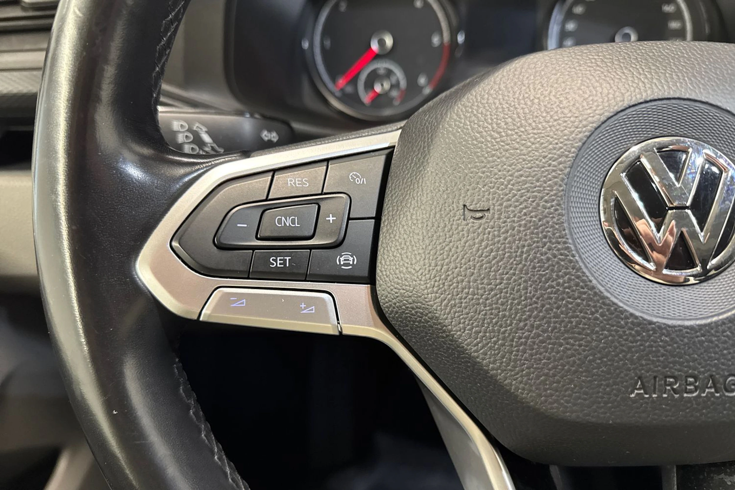 sininen Volkswagen Caravelle 2020 kuva 16.