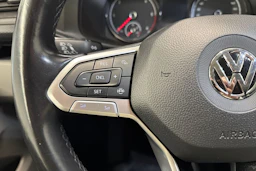 sininen Volkswagen Caravelle 2020 kuva 16.