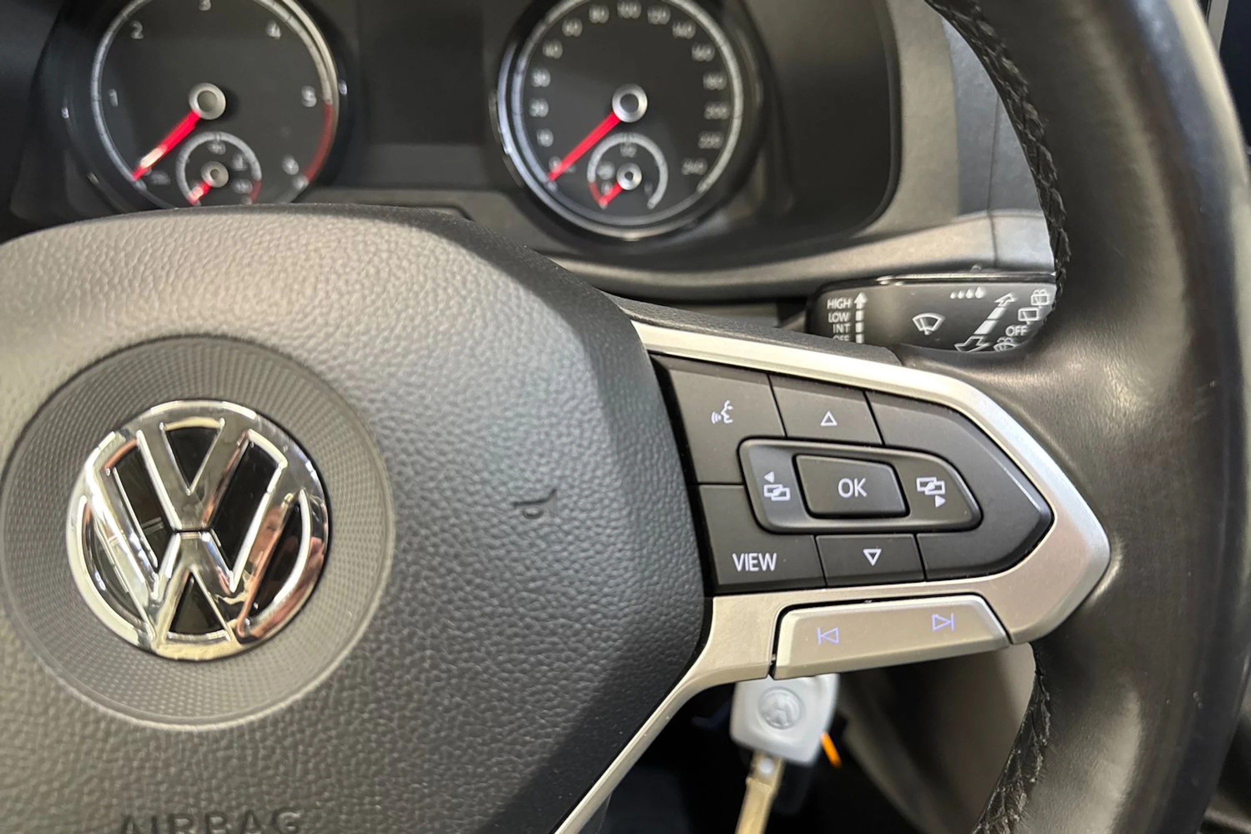 sininen Volkswagen Caravelle 2020 kuva 17.