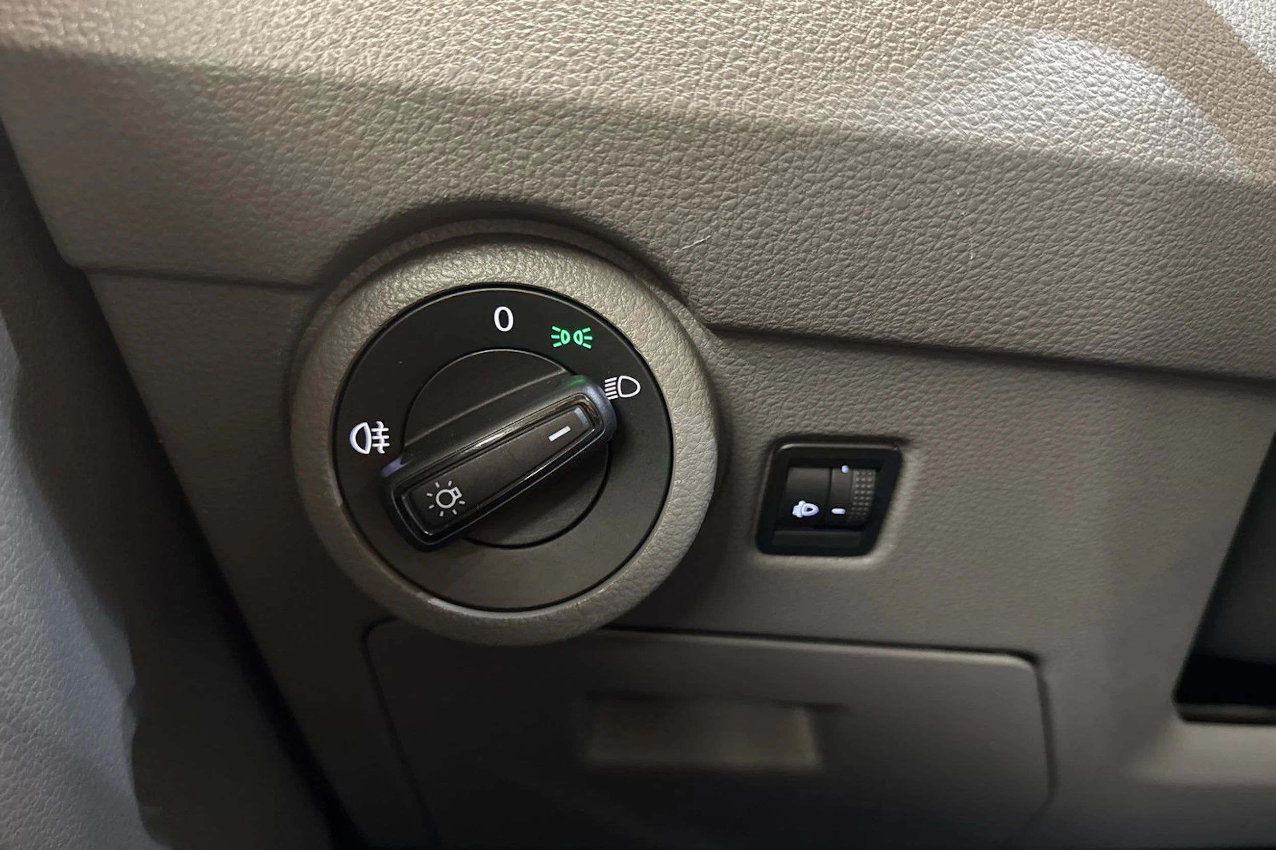 sininen Volkswagen Caravelle 2020 kuva 18.