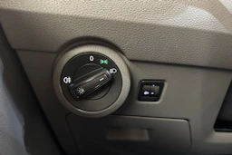 sininen Volkswagen Caravelle 2020 kuva 18.