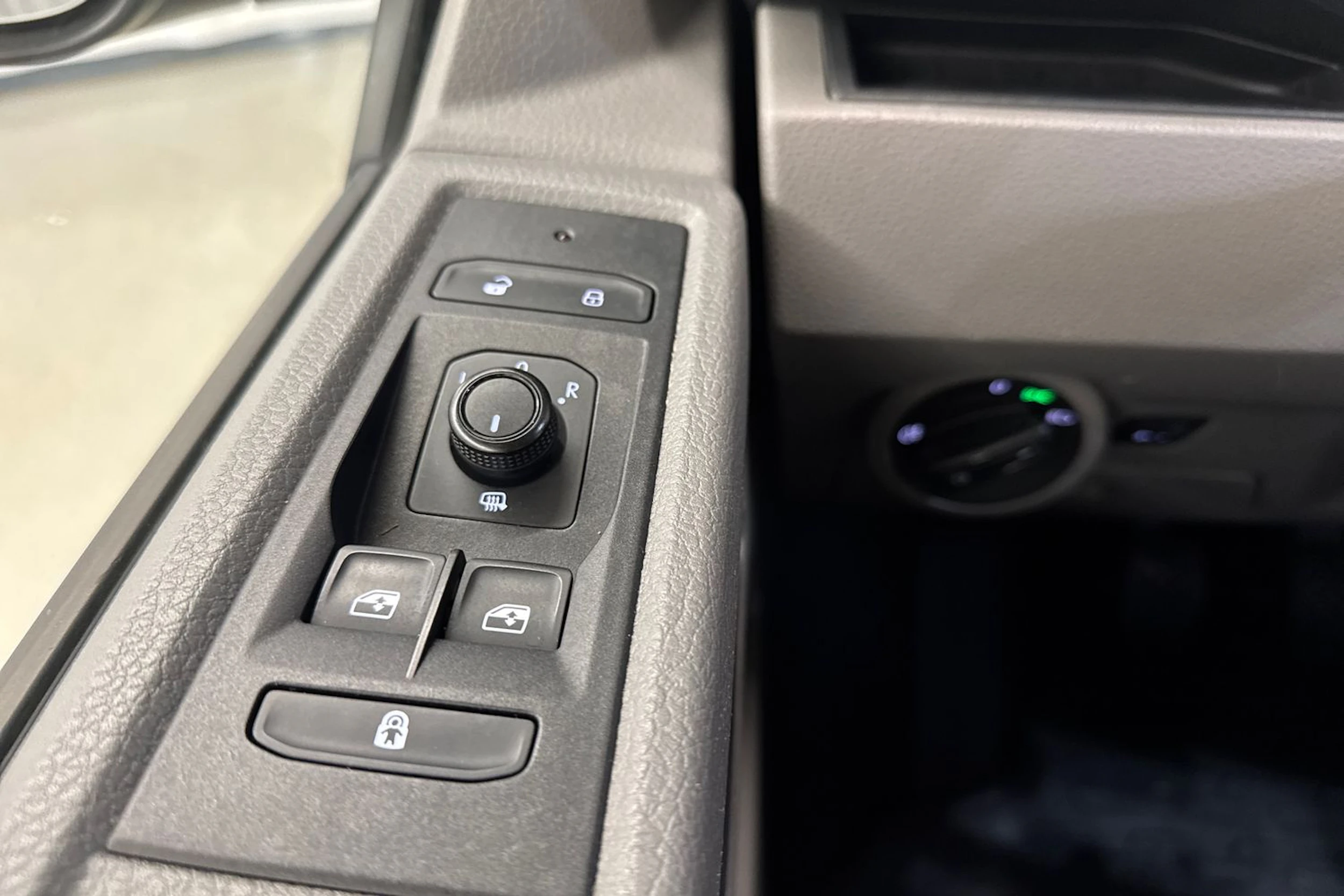 sininen Volkswagen Caravelle 2020 kuva 19.