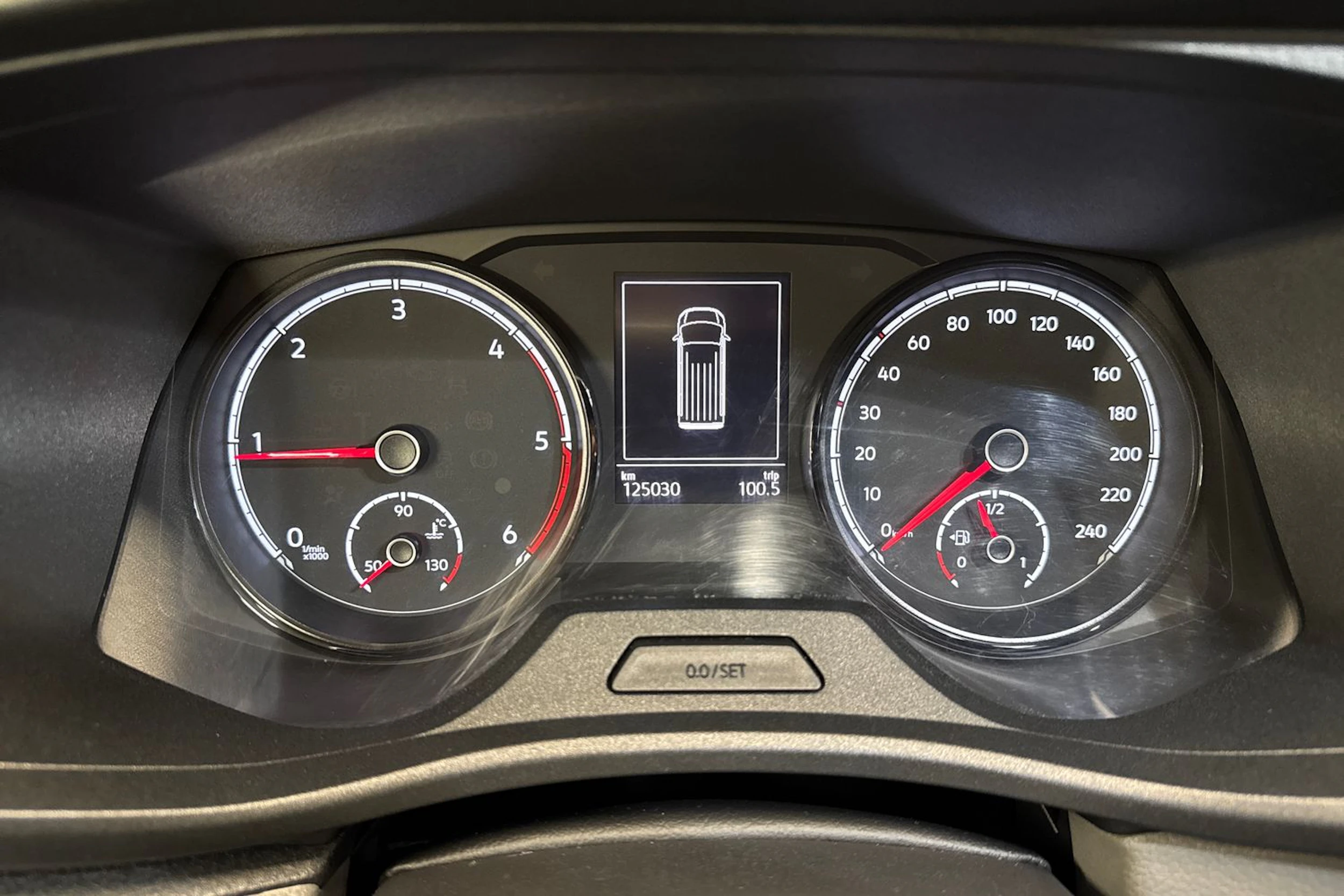 sininen Volkswagen Caravelle 2020 kuva 20.