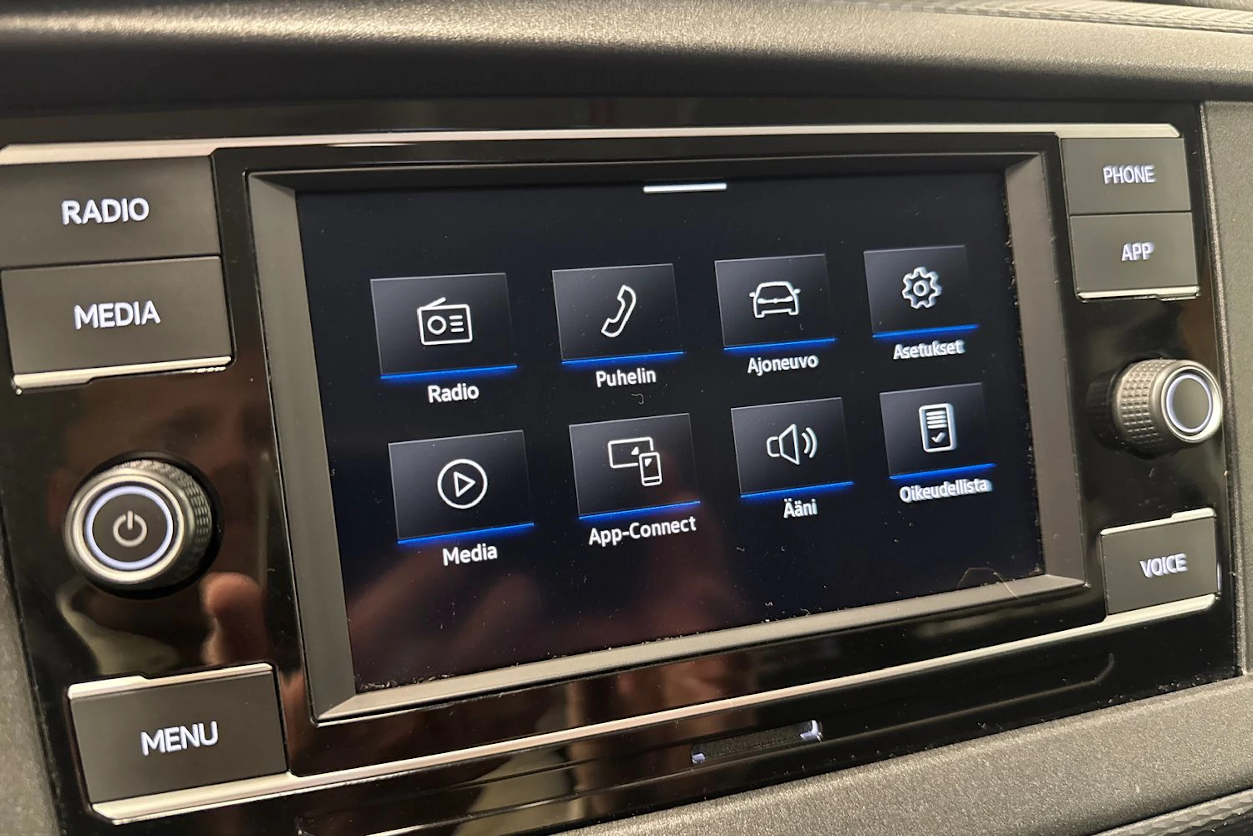 sininen Volkswagen Caravelle 2020 kuva 25.