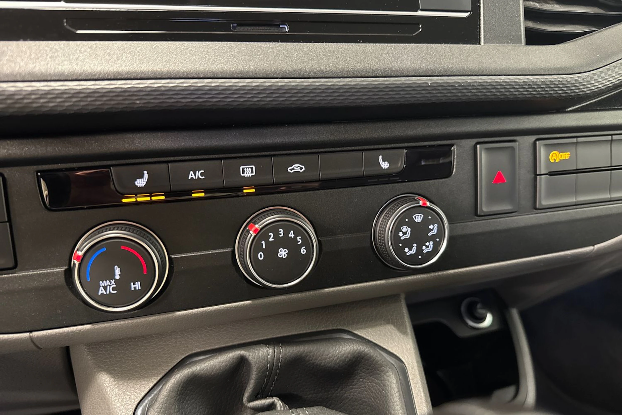 sininen Volkswagen Caravelle 2020 kuva 27.