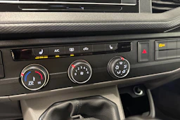 sininen Volkswagen Caravelle 2020 kuva 27.