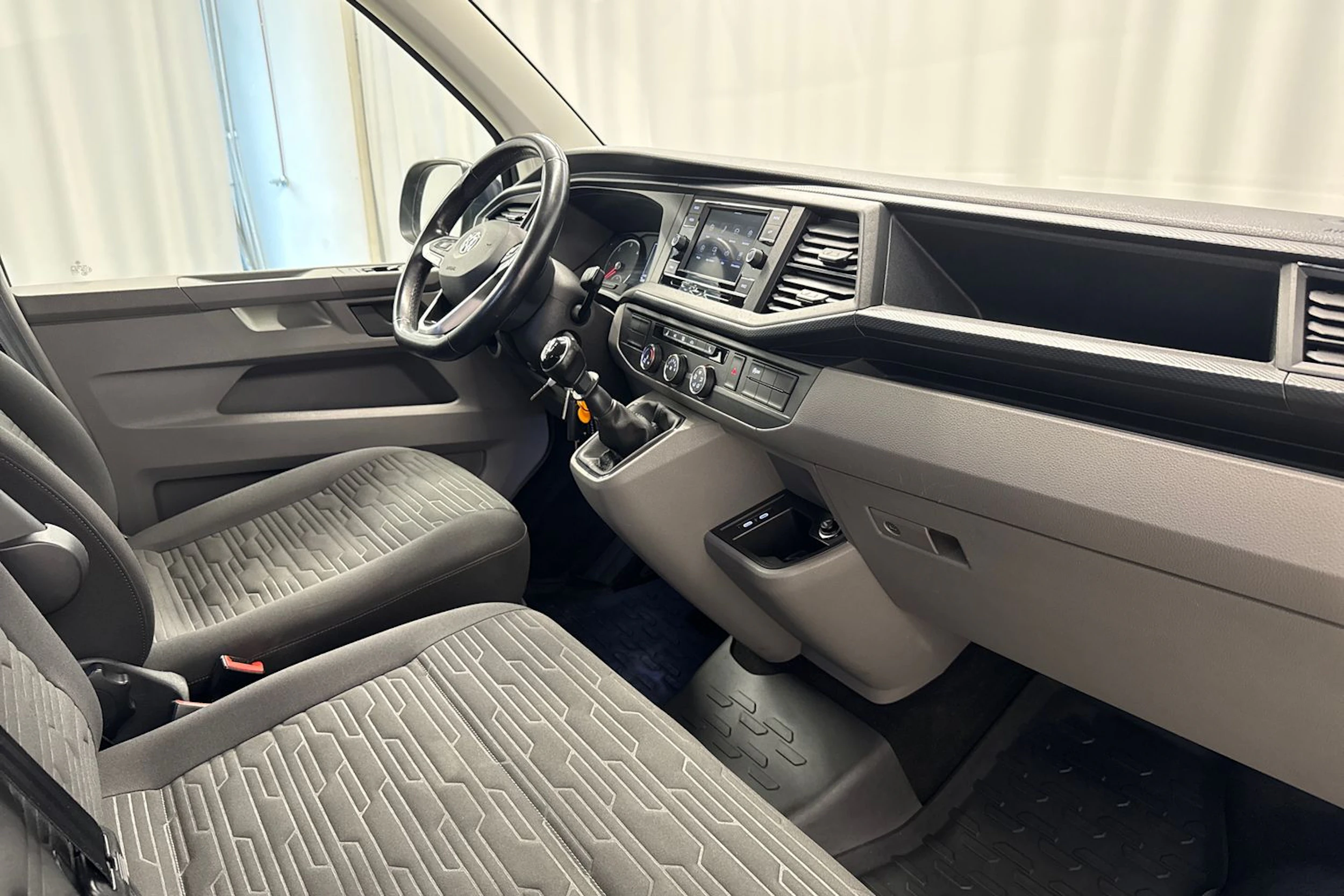 sininen Volkswagen Caravelle 2020 kuva 28.