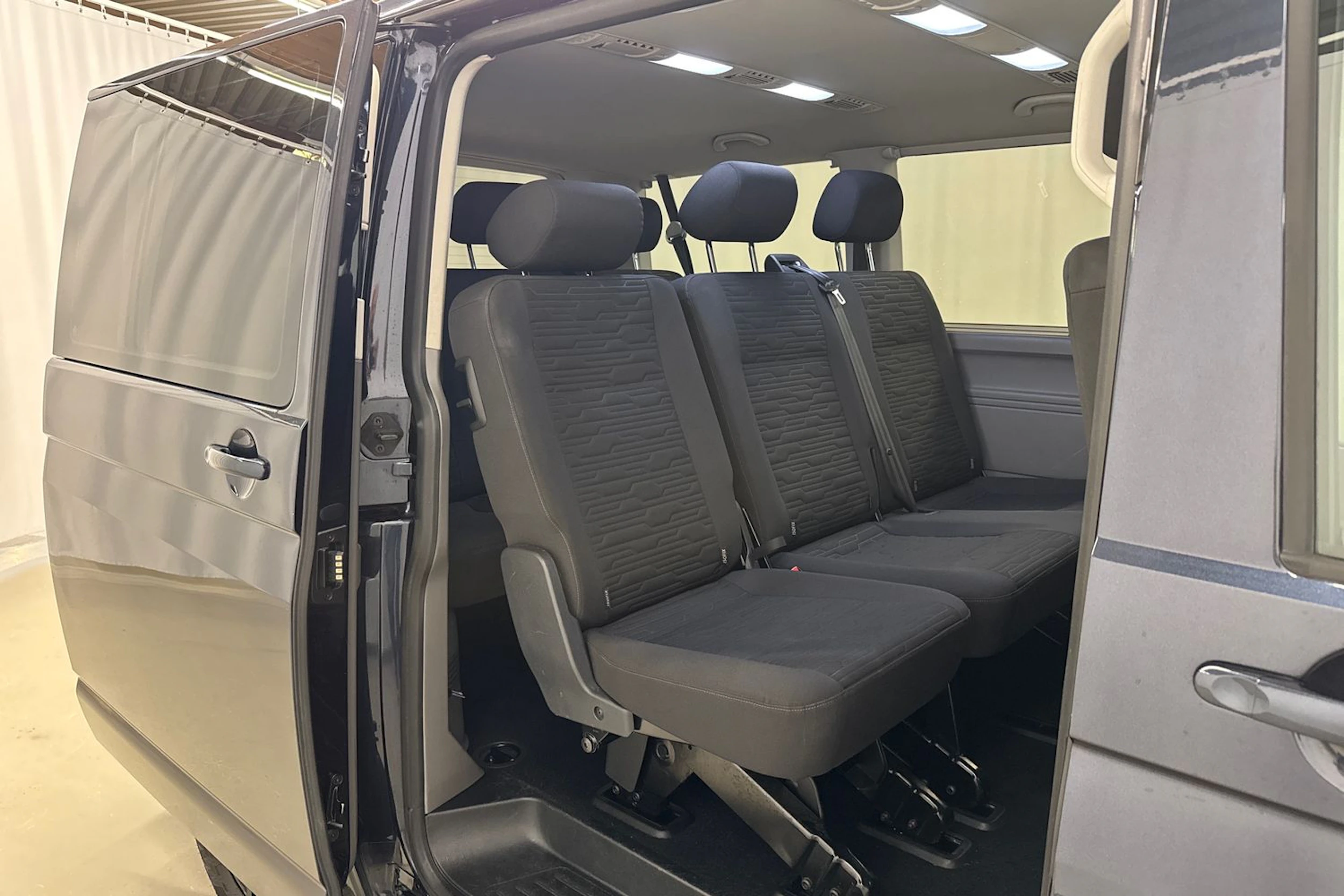 sininen Volkswagen Caravelle 2020 kuva 31.