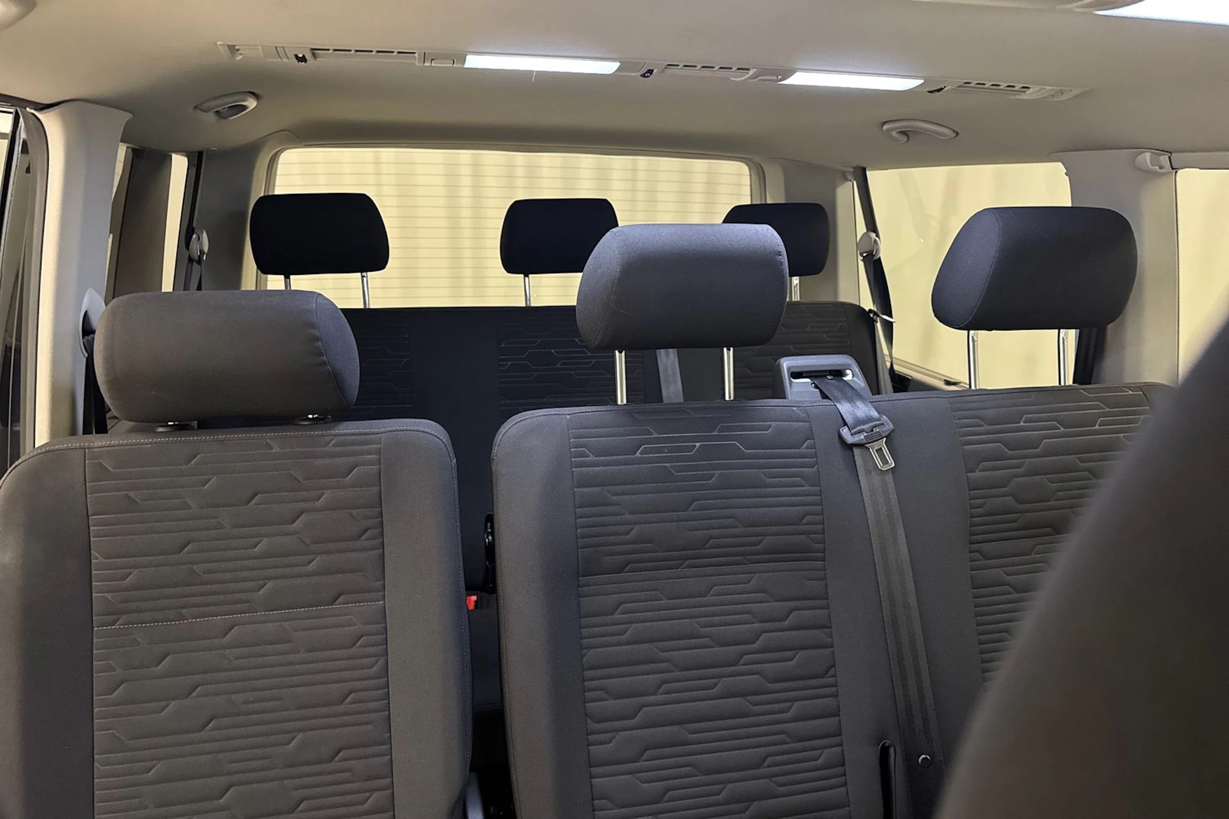 sininen Volkswagen Caravelle 2020 kuva 33.