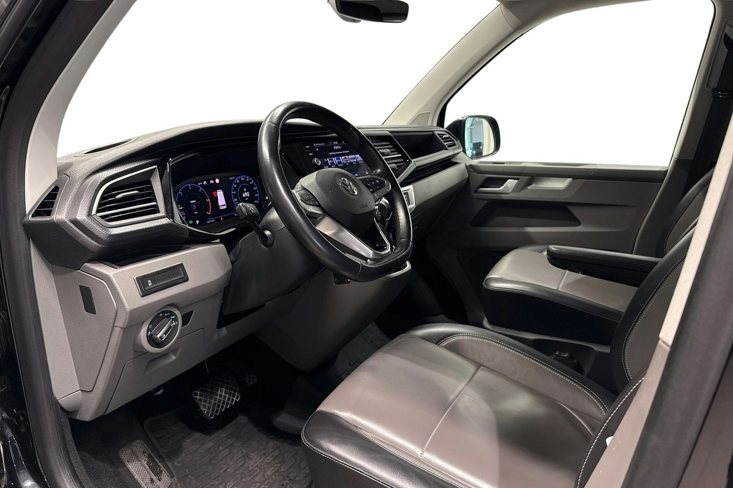 musta Volkswagen Caravelle 2020 kuva 7.