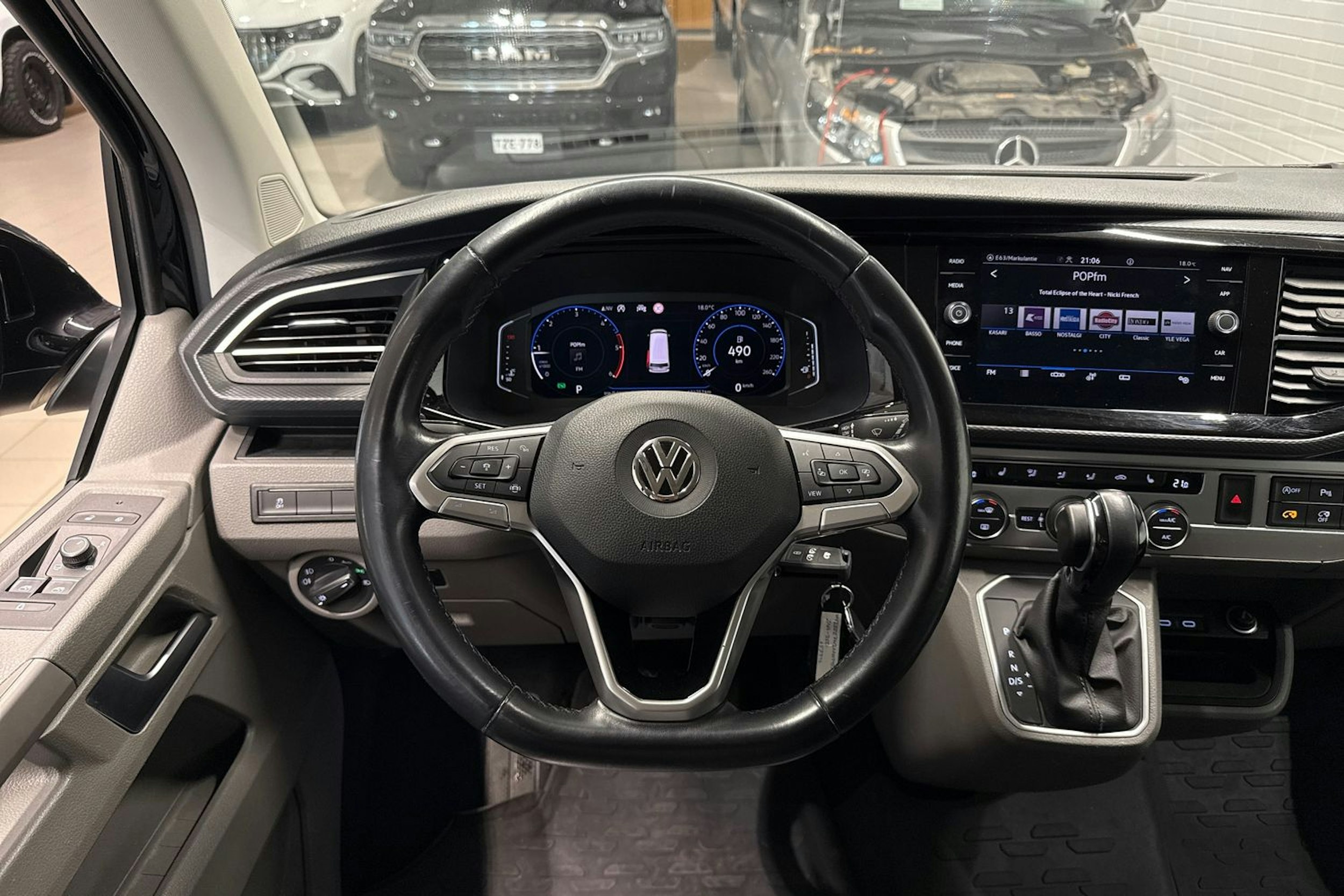musta Volkswagen Caravelle 2020 kuva 13.