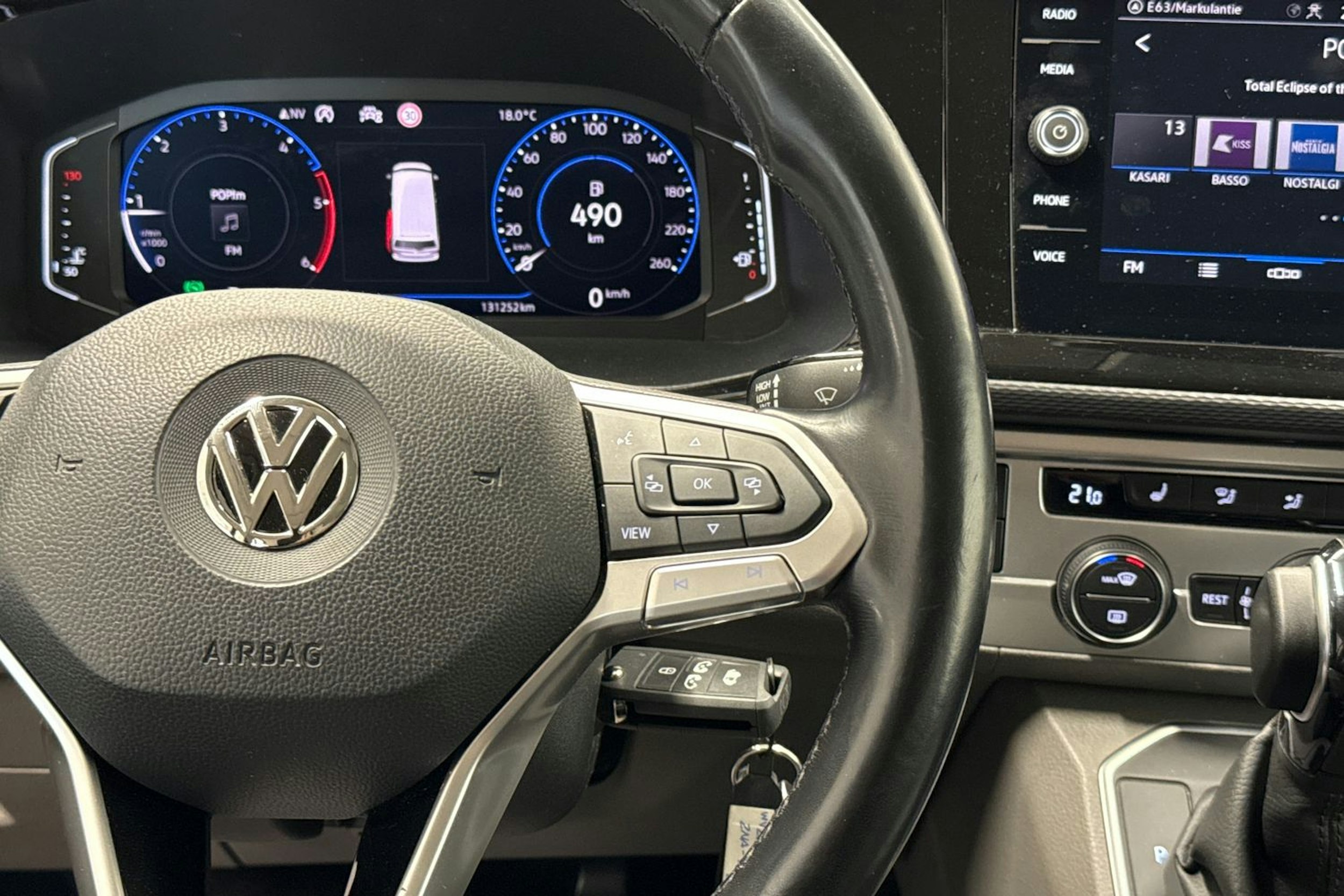 musta Volkswagen Caravelle 2020 kuva 15.