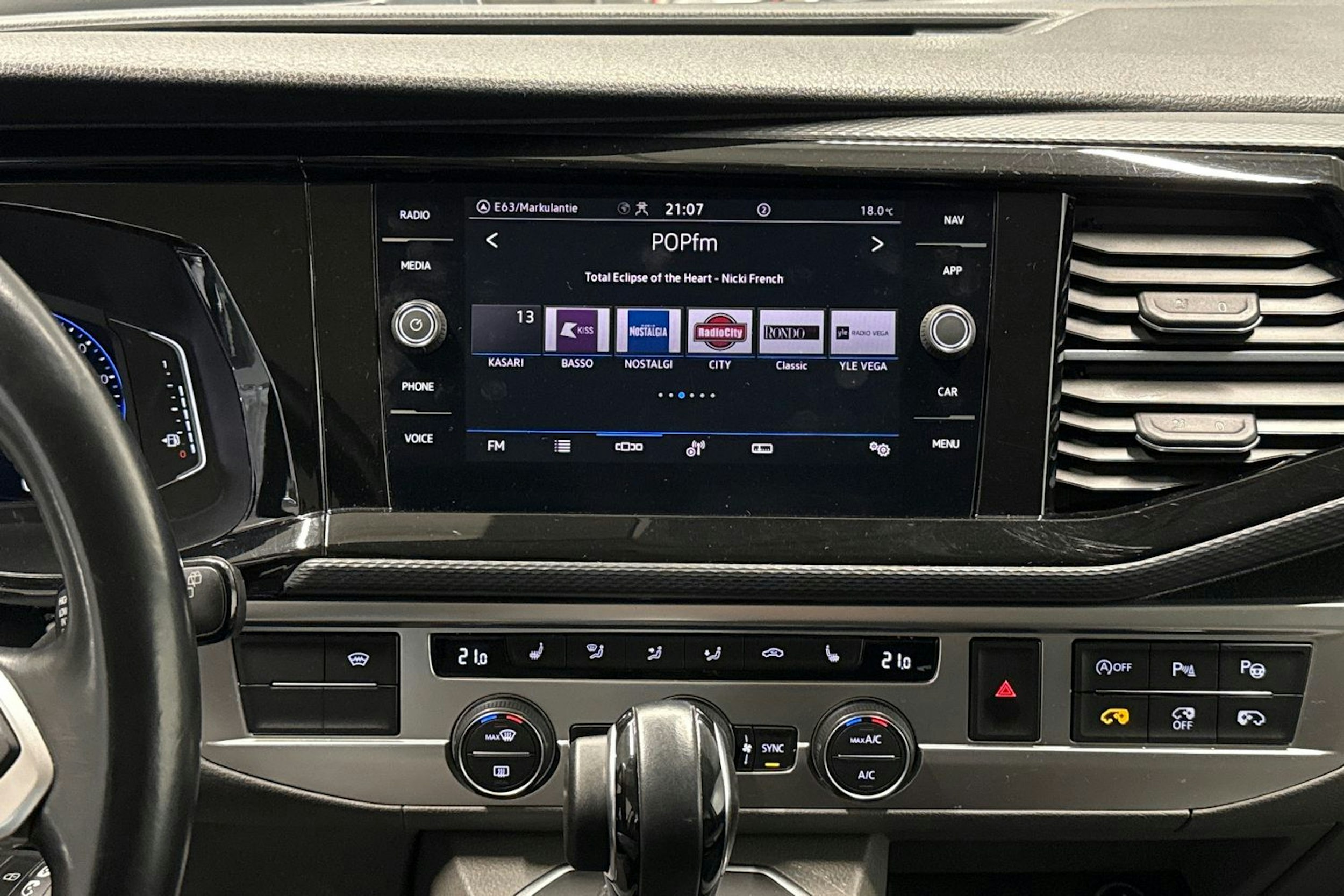 musta Volkswagen Caravelle 2020 kuva 16.