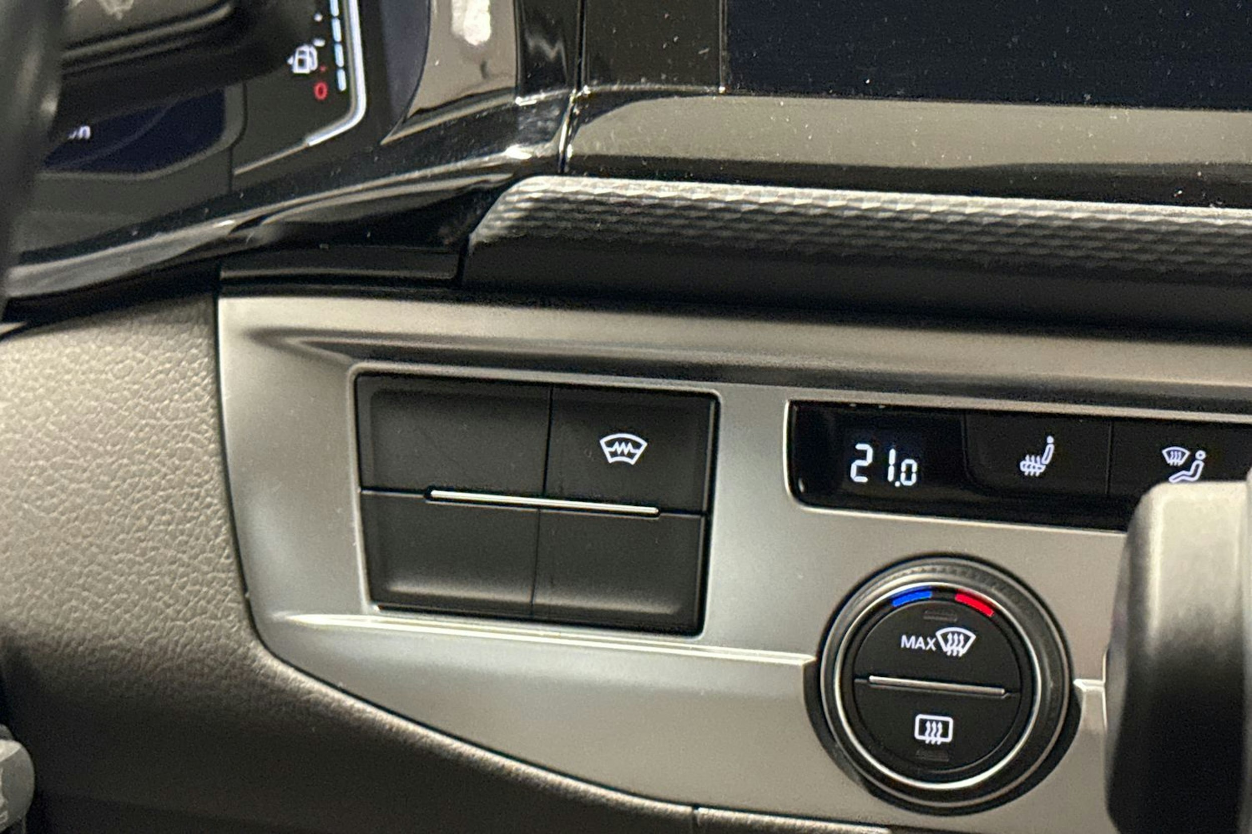 musta Volkswagen Caravelle 2020 kuva 18.