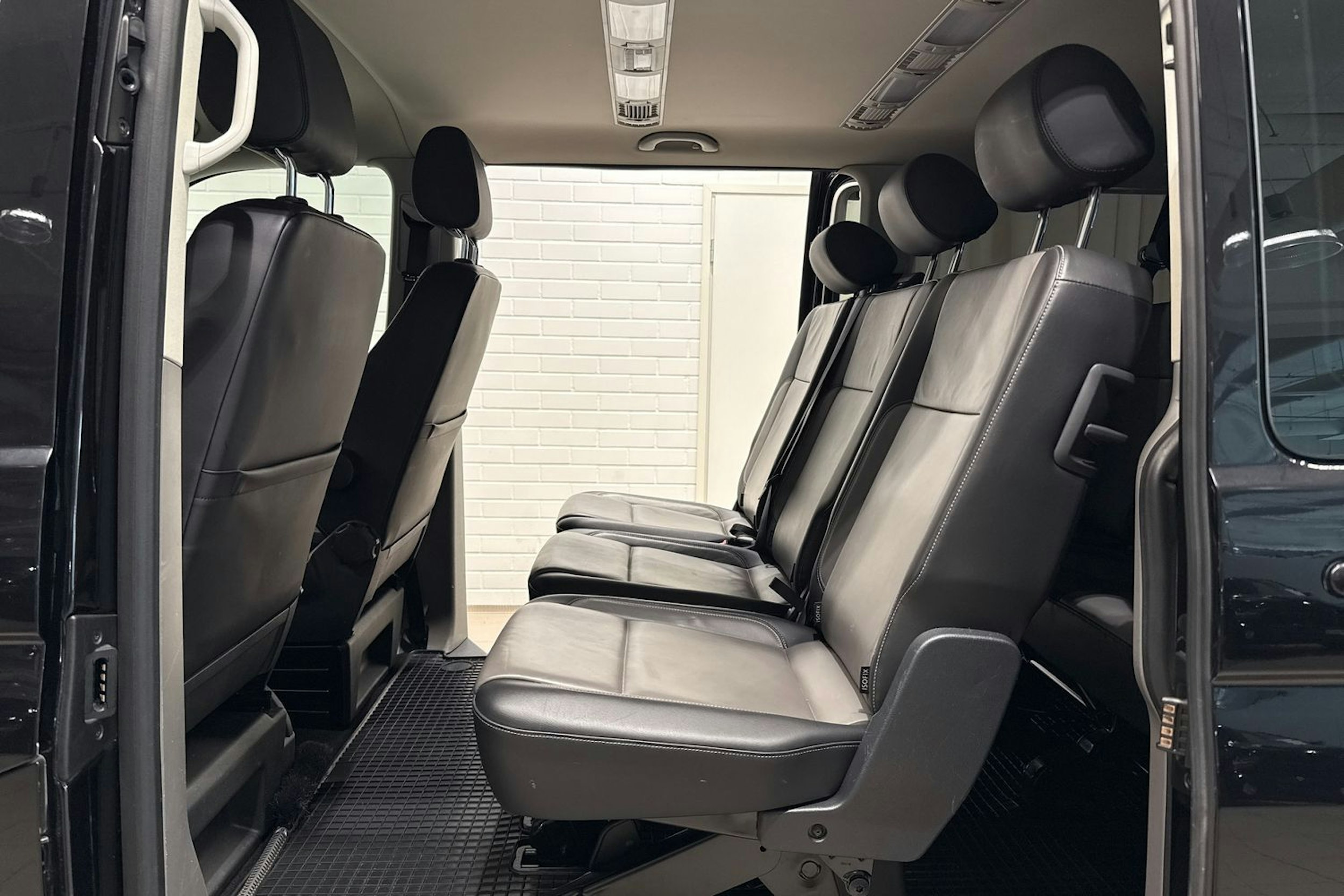musta Volkswagen Caravelle 2020 kuva 19.