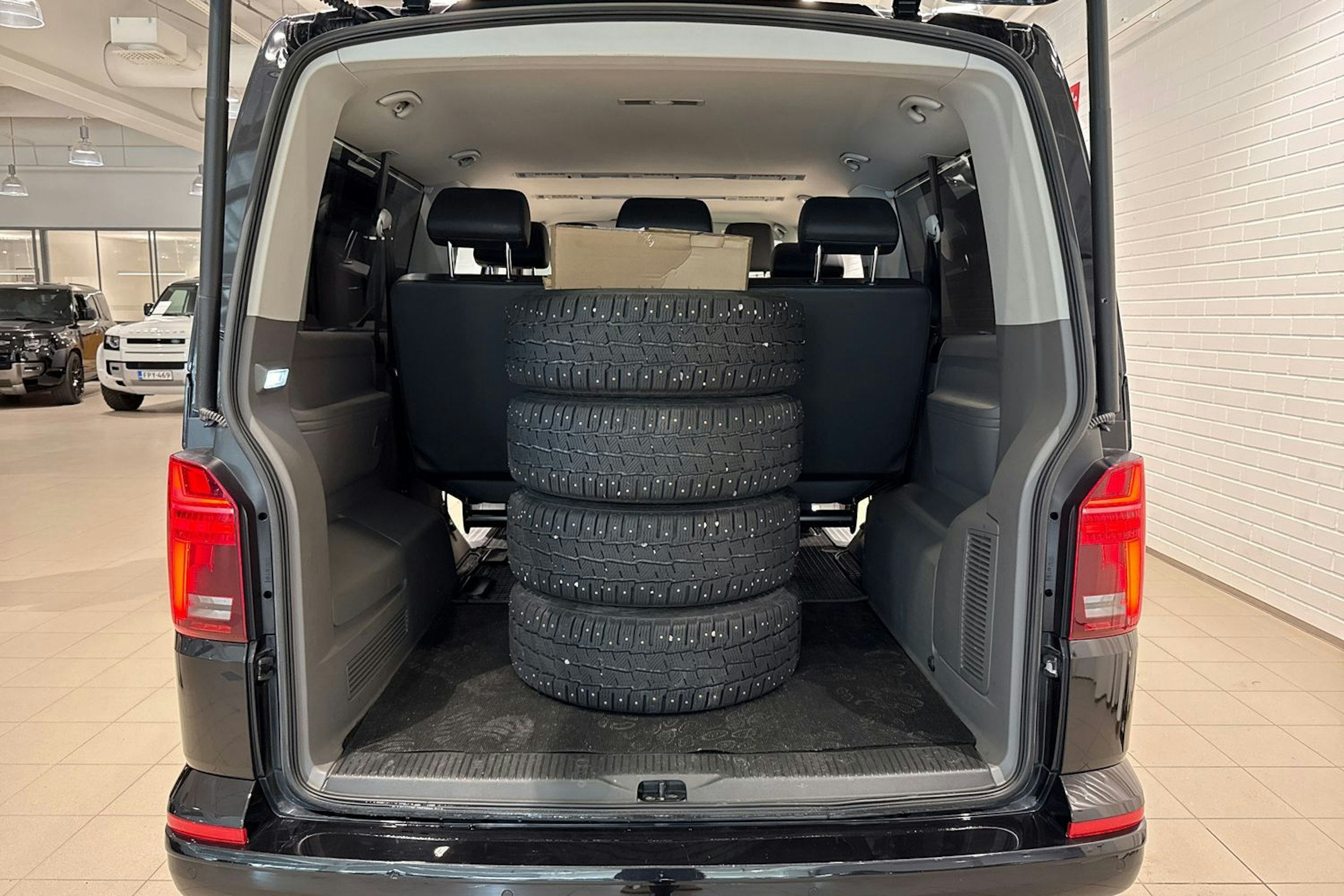 musta Volkswagen Caravelle 2020 kuva 21.