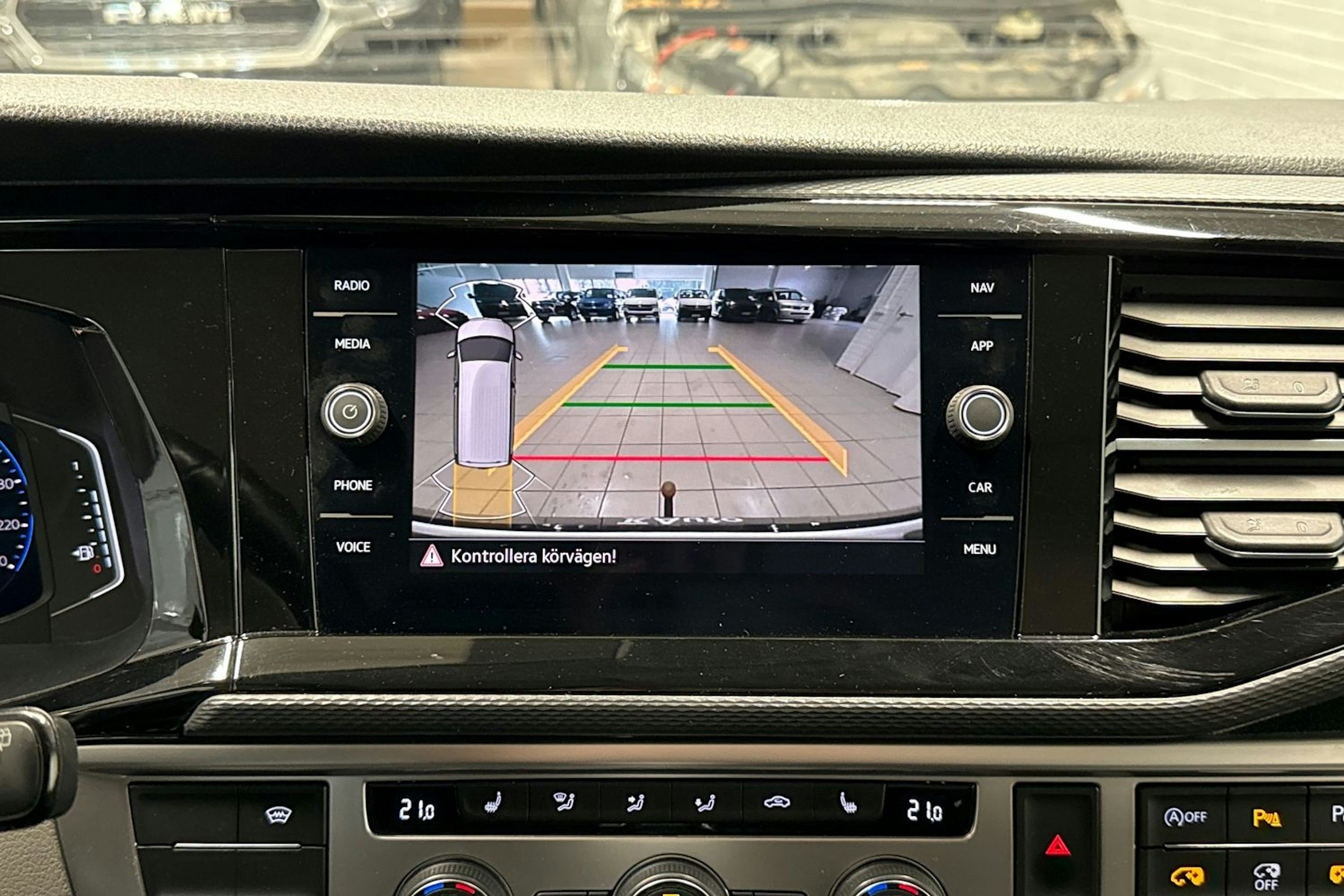 musta Volkswagen Caravelle 2020 kuva 23.
