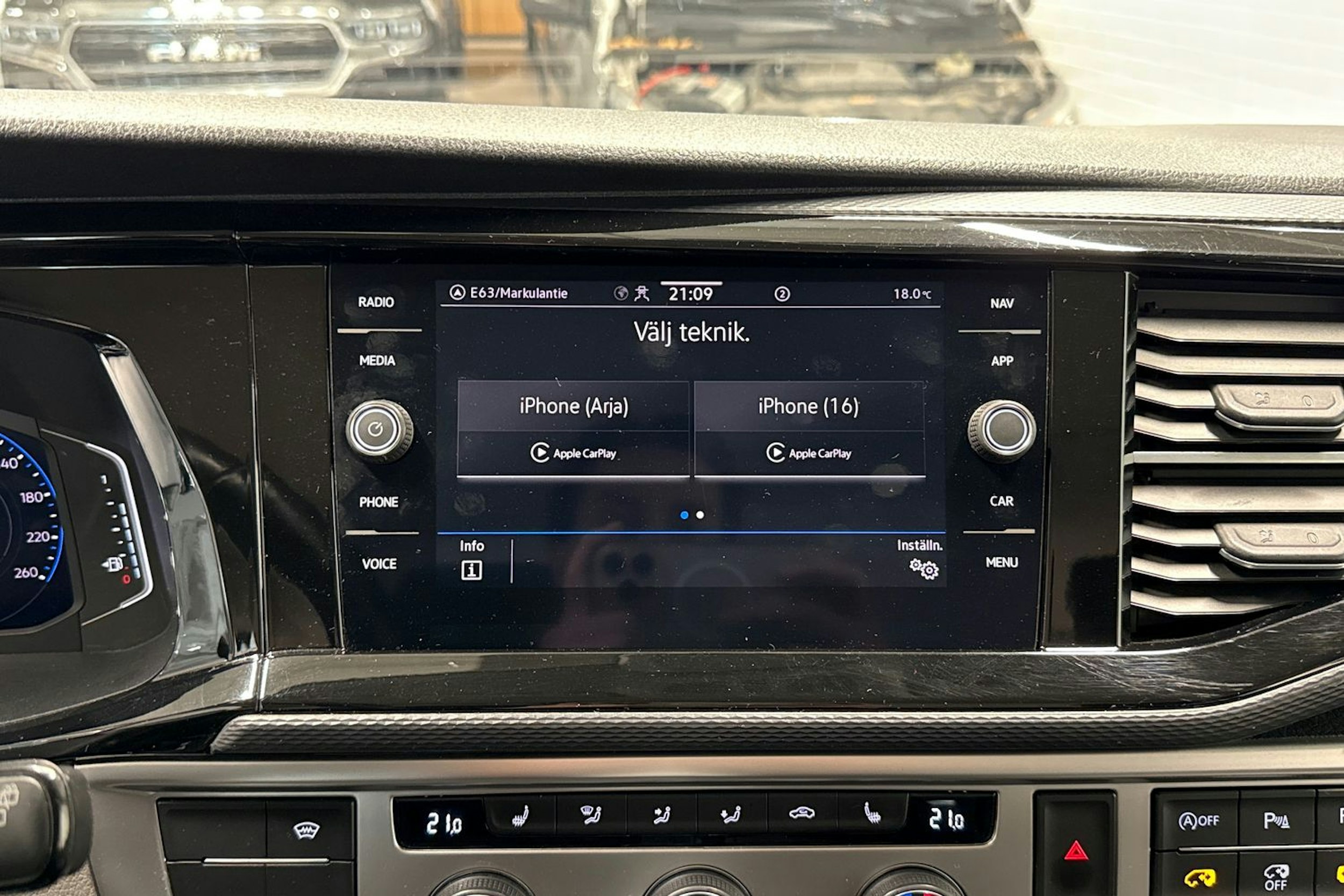 musta Volkswagen Caravelle 2020 kuva 24.