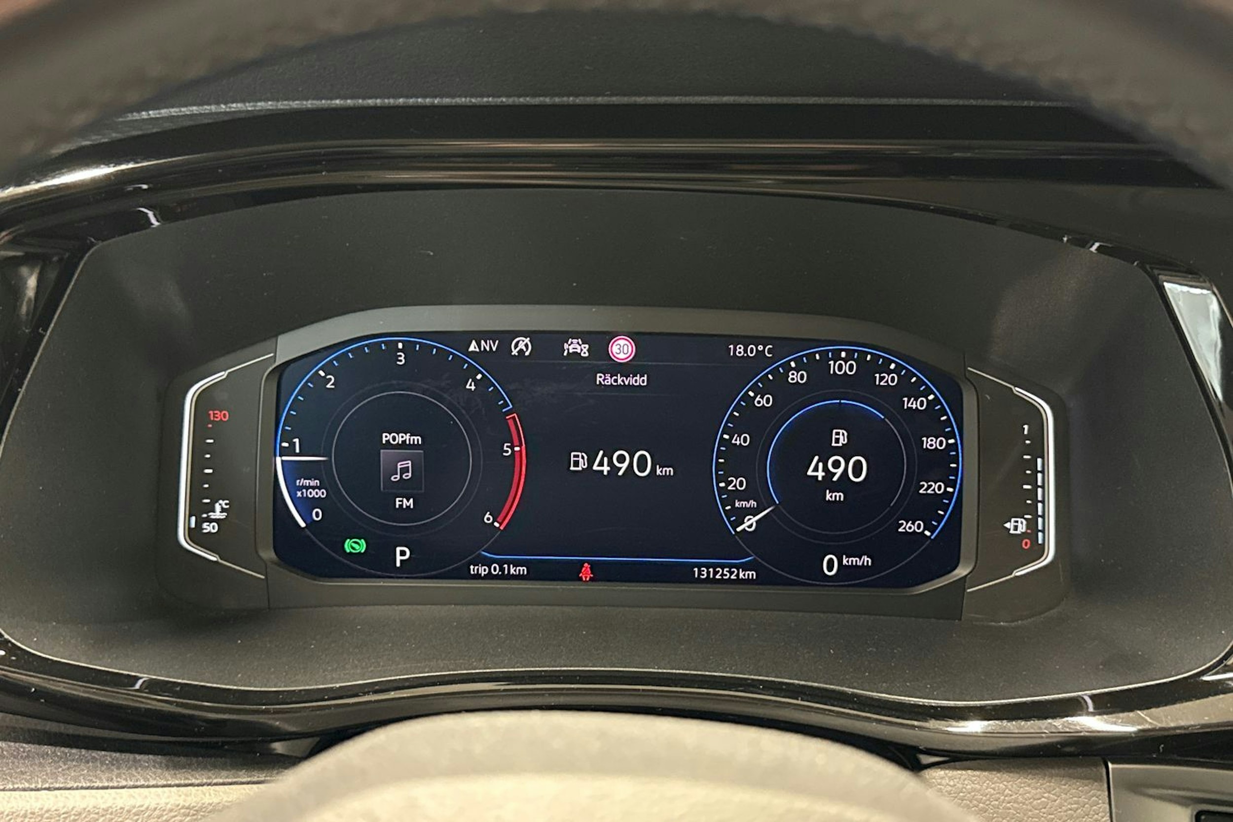 musta Volkswagen Caravelle 2020 kuva 25.