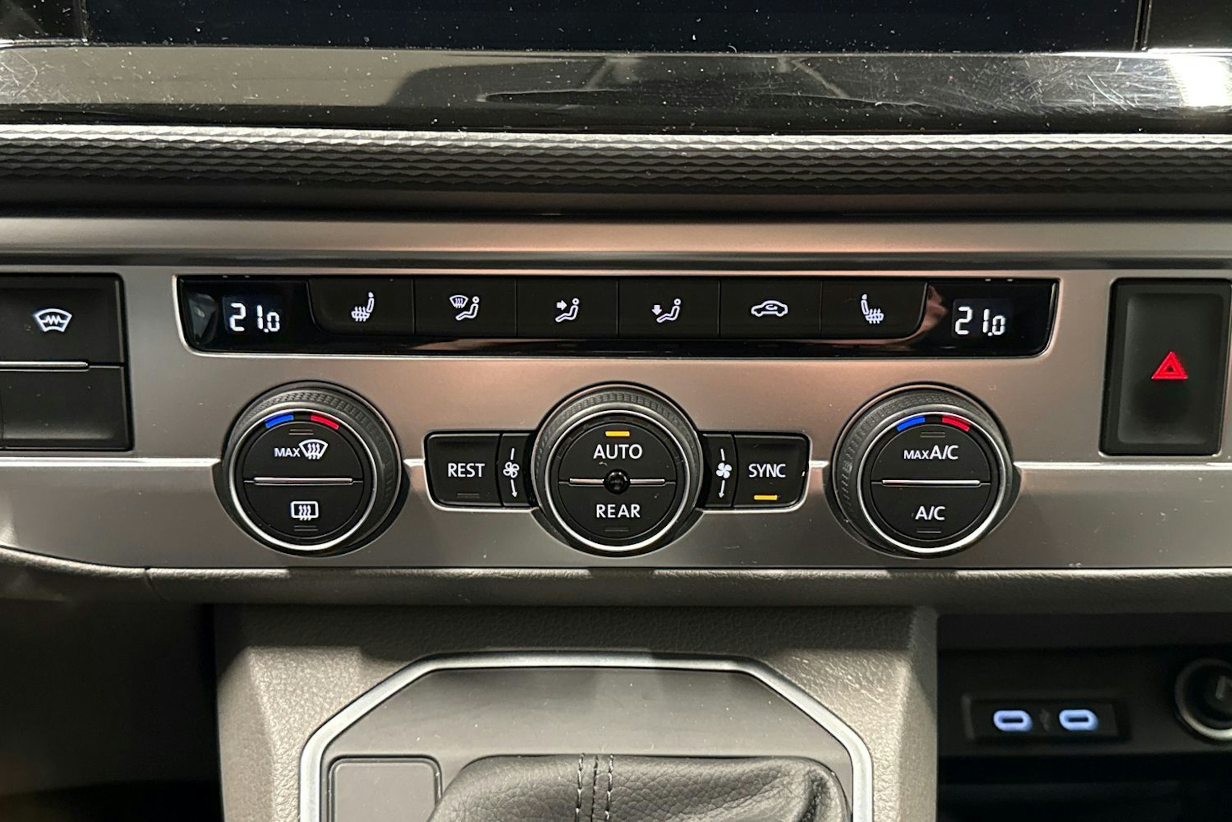 musta Volkswagen Caravelle 2020 kuva 28.