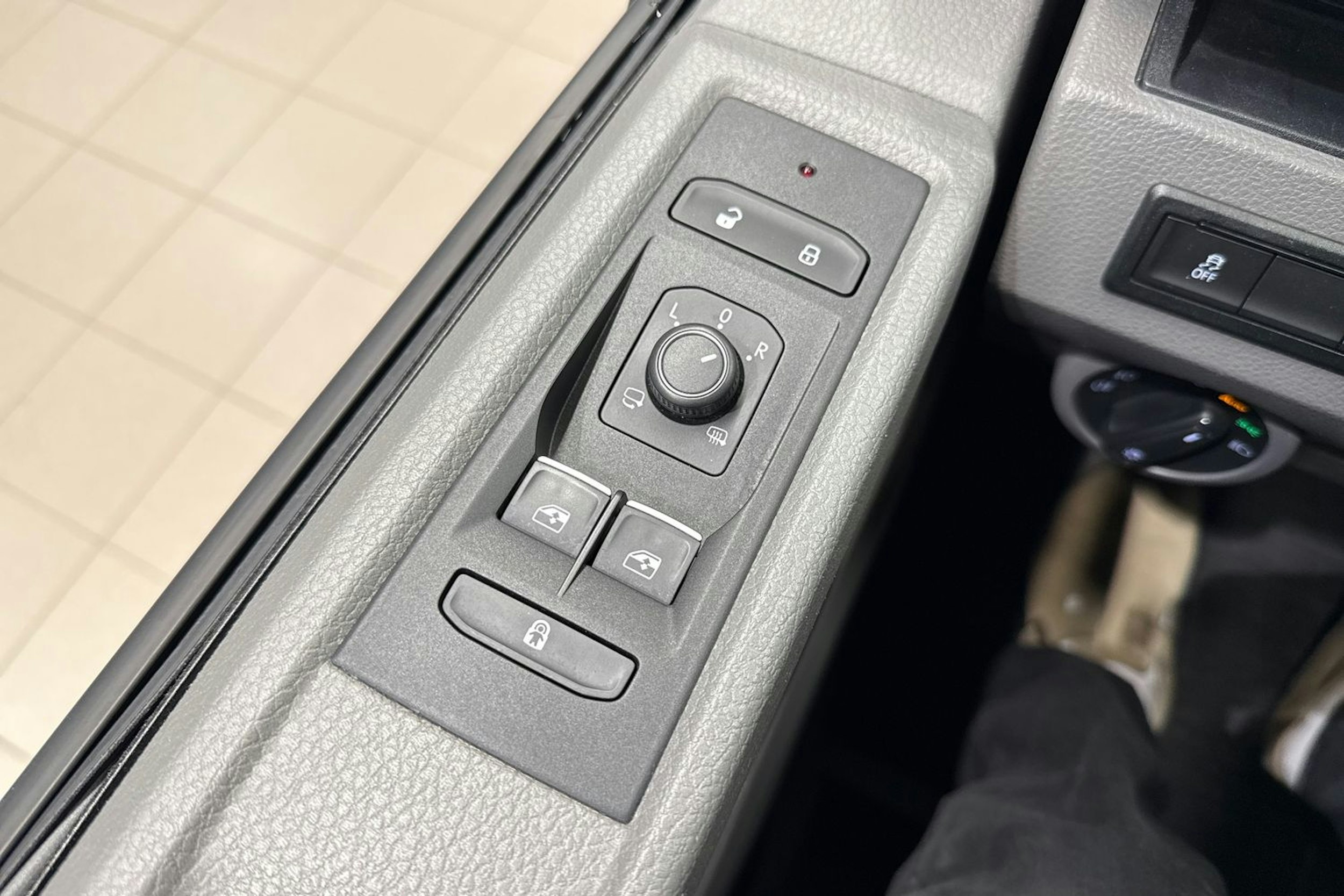 musta Volkswagen Caravelle 2020 kuva 29.