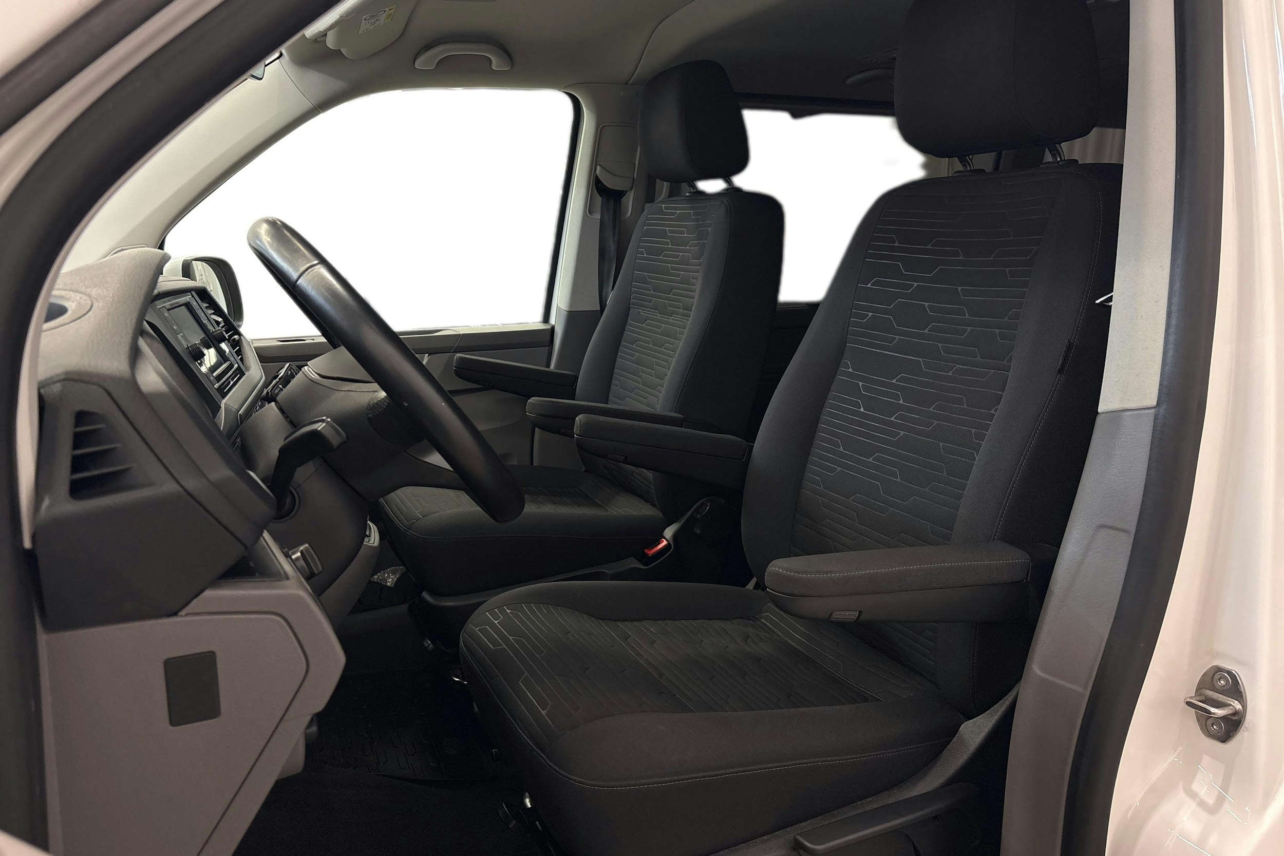 valkoinen Volkswagen Caravelle 2021 kuva 8.