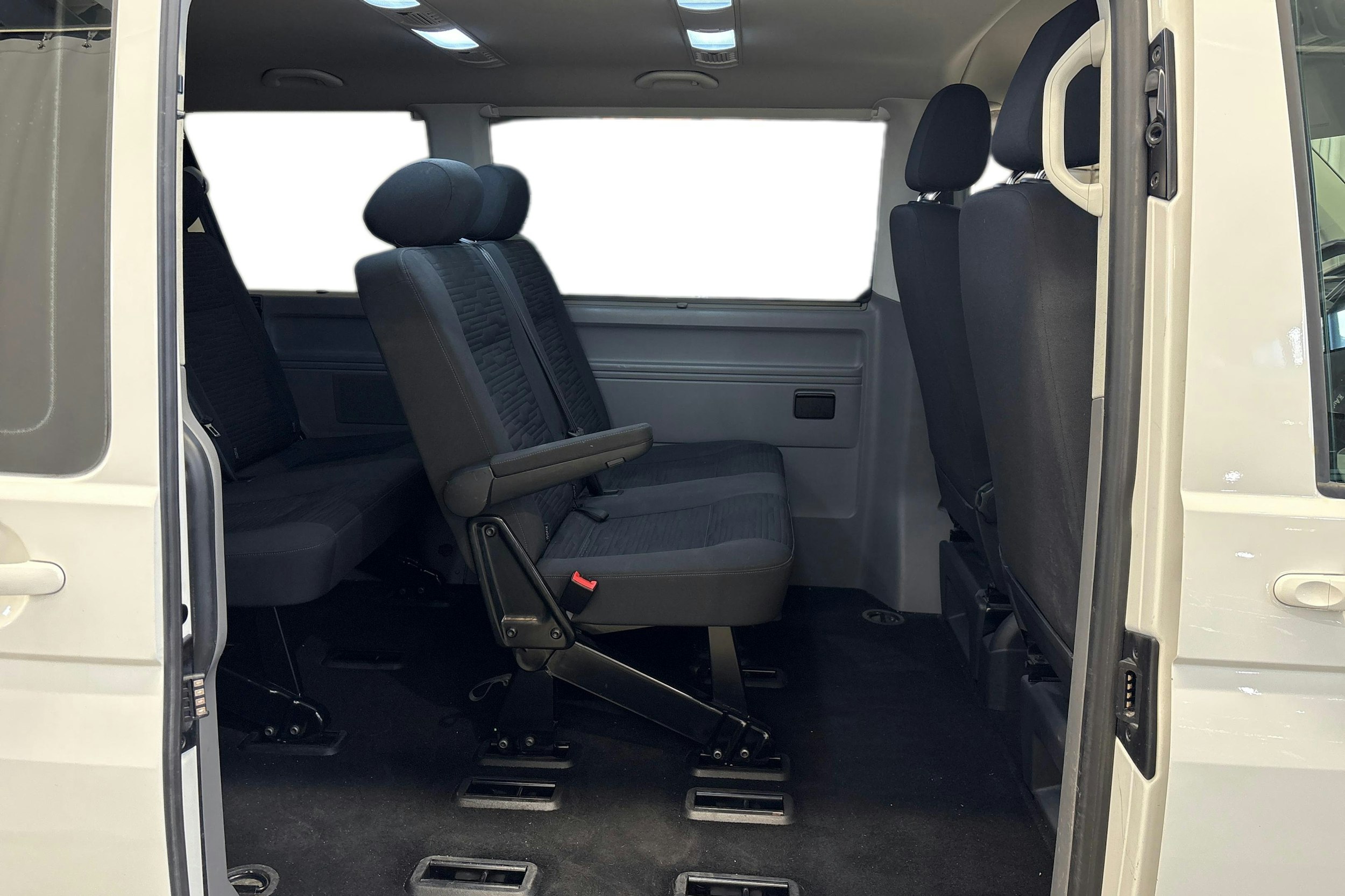 valkoinen Volkswagen Caravelle 2021 kuva 9.