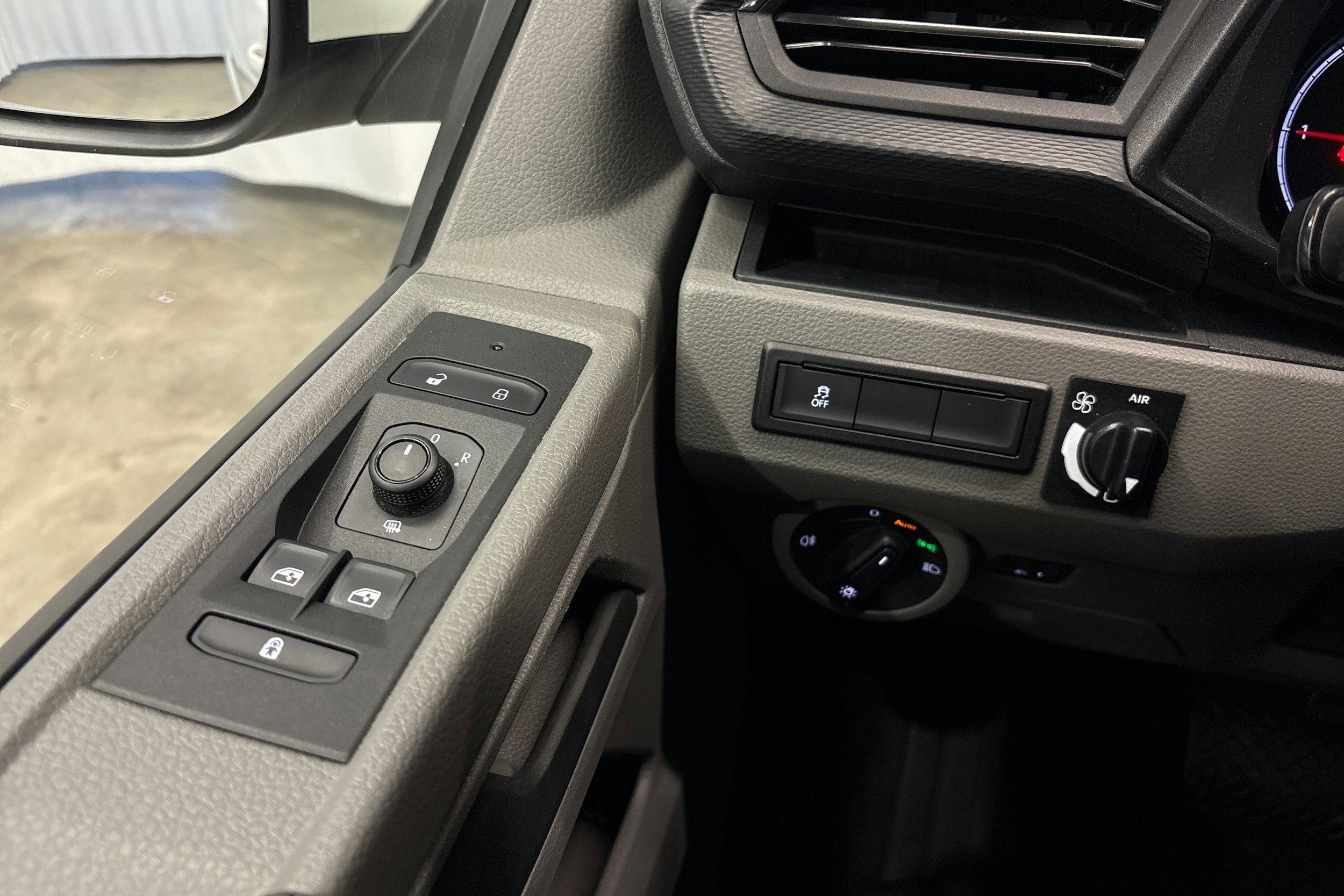 valkoinen Volkswagen Caravelle 2021 kuva 14.