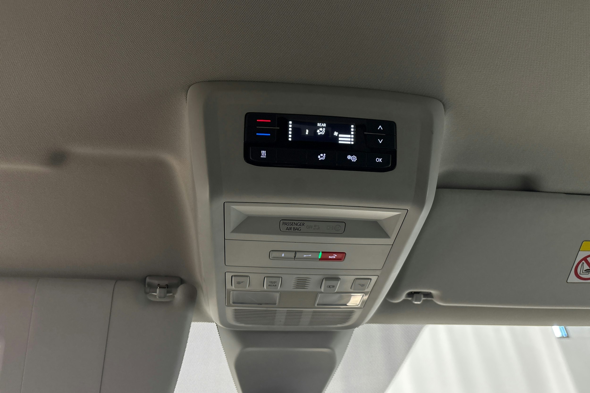 valkoinen Volkswagen Caravelle 2021 kuva 16.
