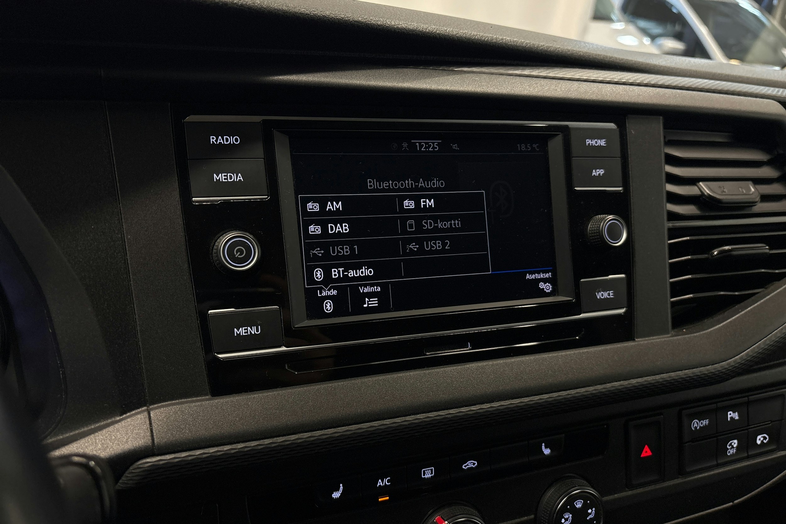 valkoinen Volkswagen Caravelle 2021 kuva 18.