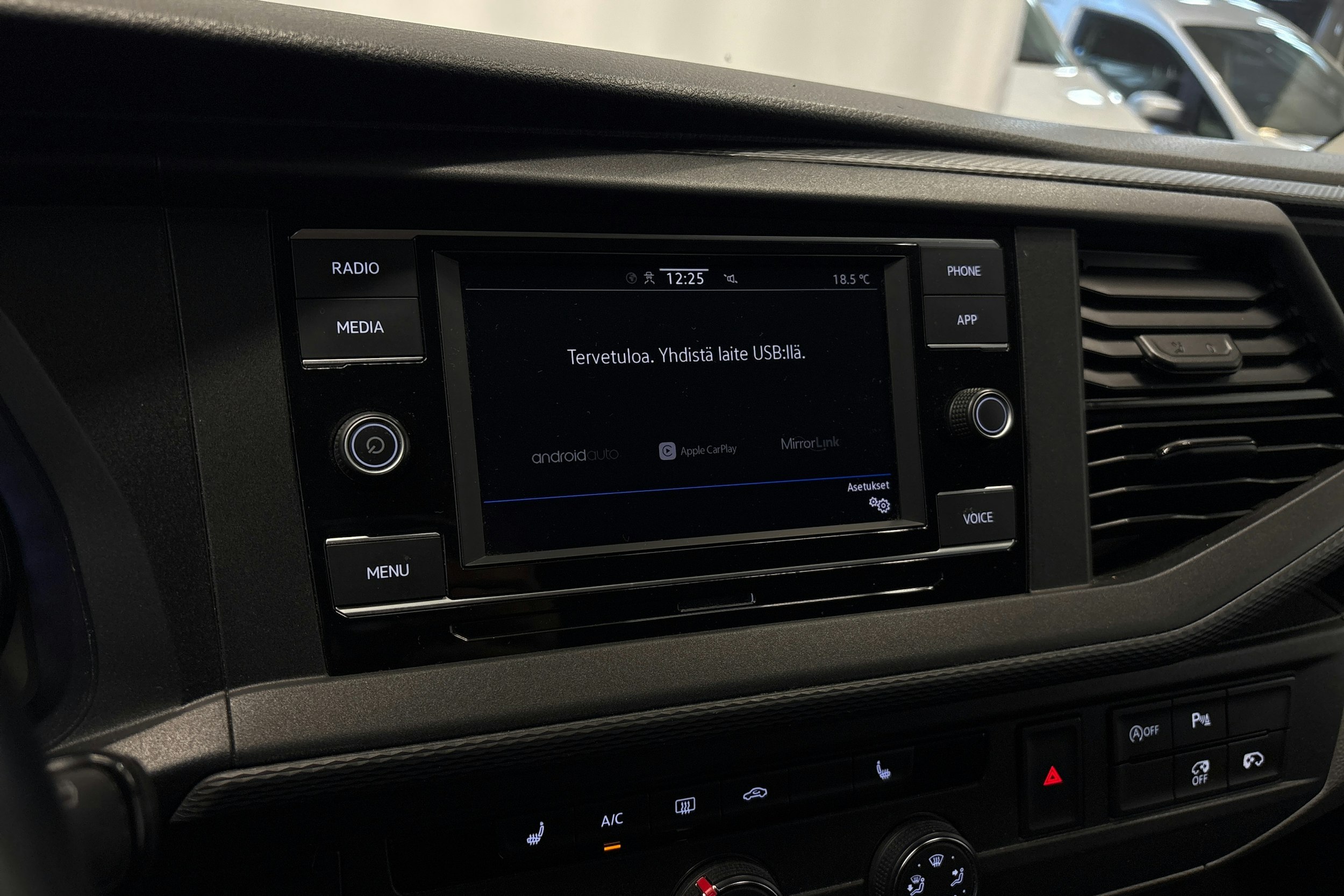 valkoinen Volkswagen Caravelle 2021 kuva 19.