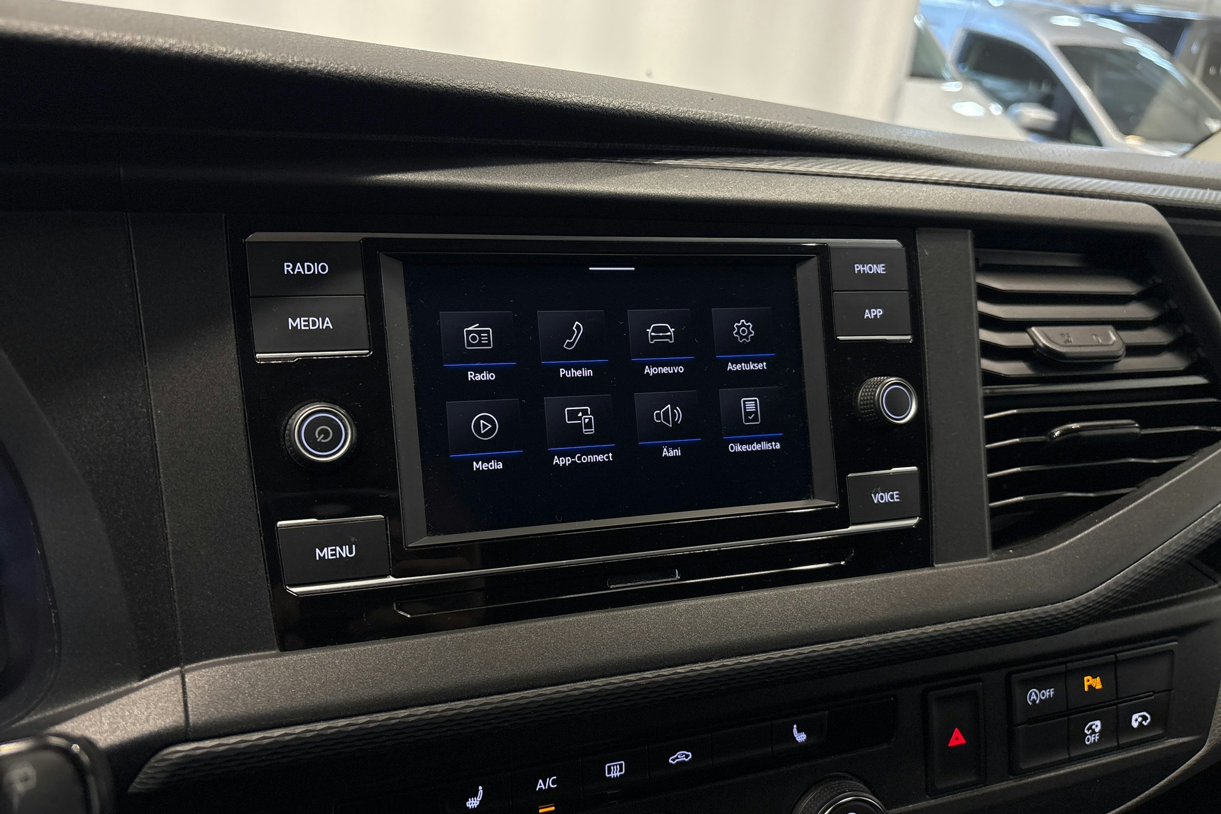 valkoinen Volkswagen Caravelle 2021 kuva 21.