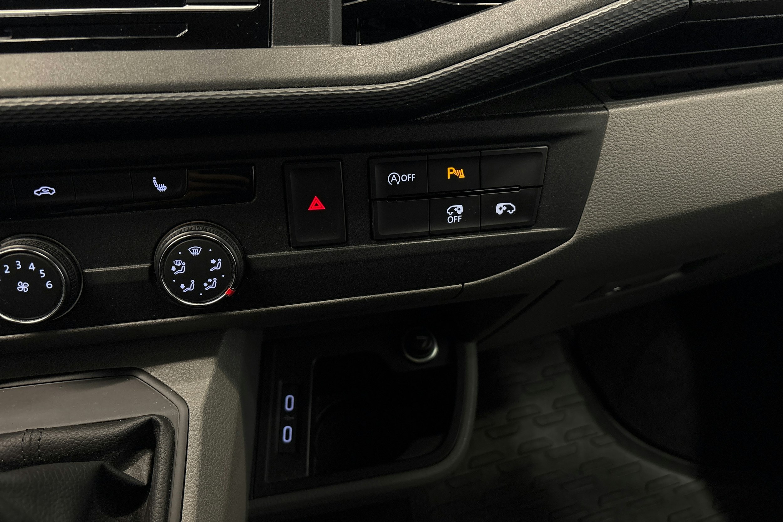 valkoinen Volkswagen Caravelle 2021 kuva 22.