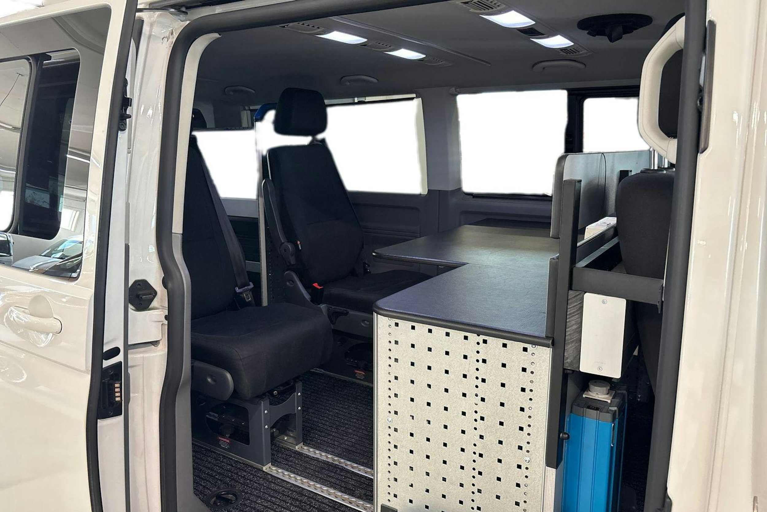 valkoinen Volkswagen Caravelle 2021 kuva 3.