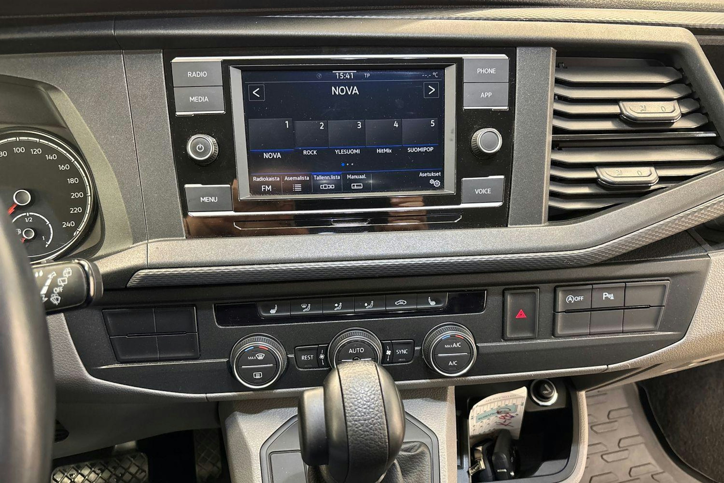 valkoinen Volkswagen Caravelle 2021 kuva 7.