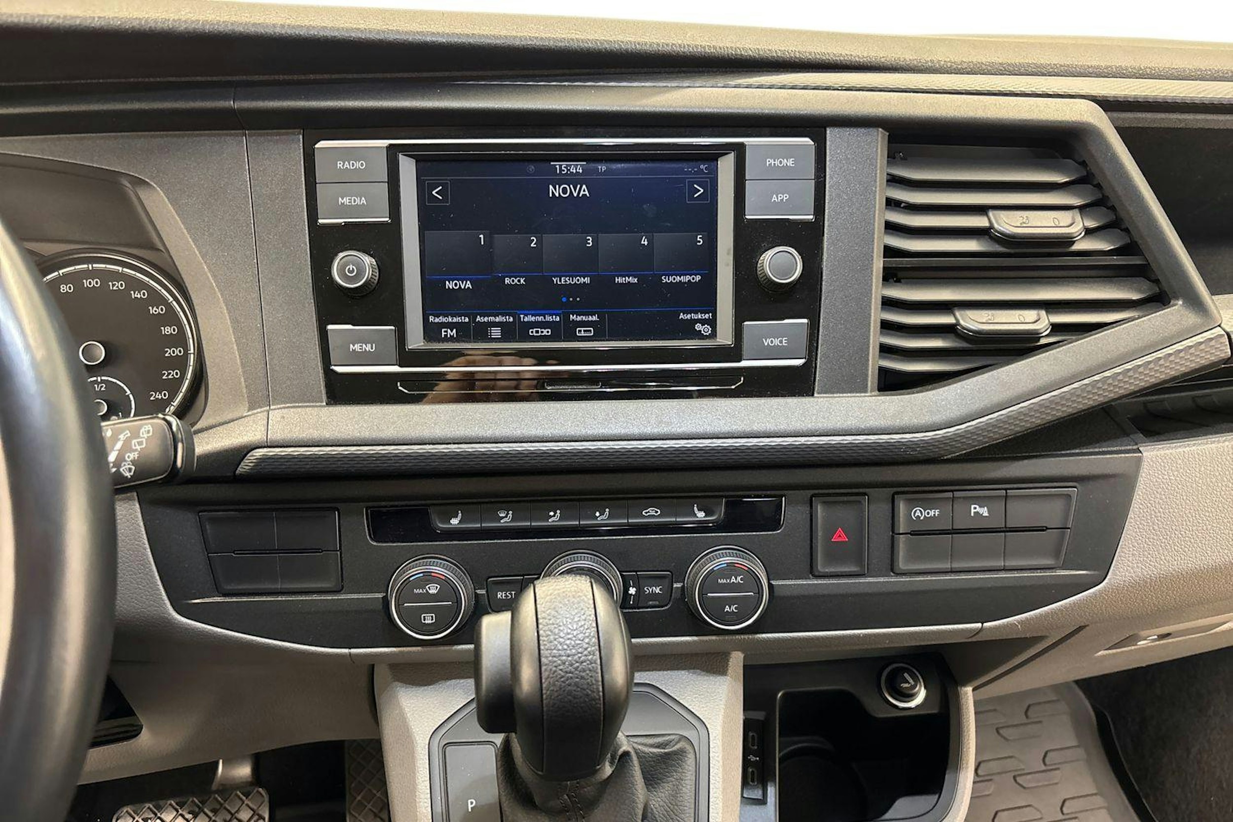 valkoinen Volkswagen Caravelle 2021 kuva 9.