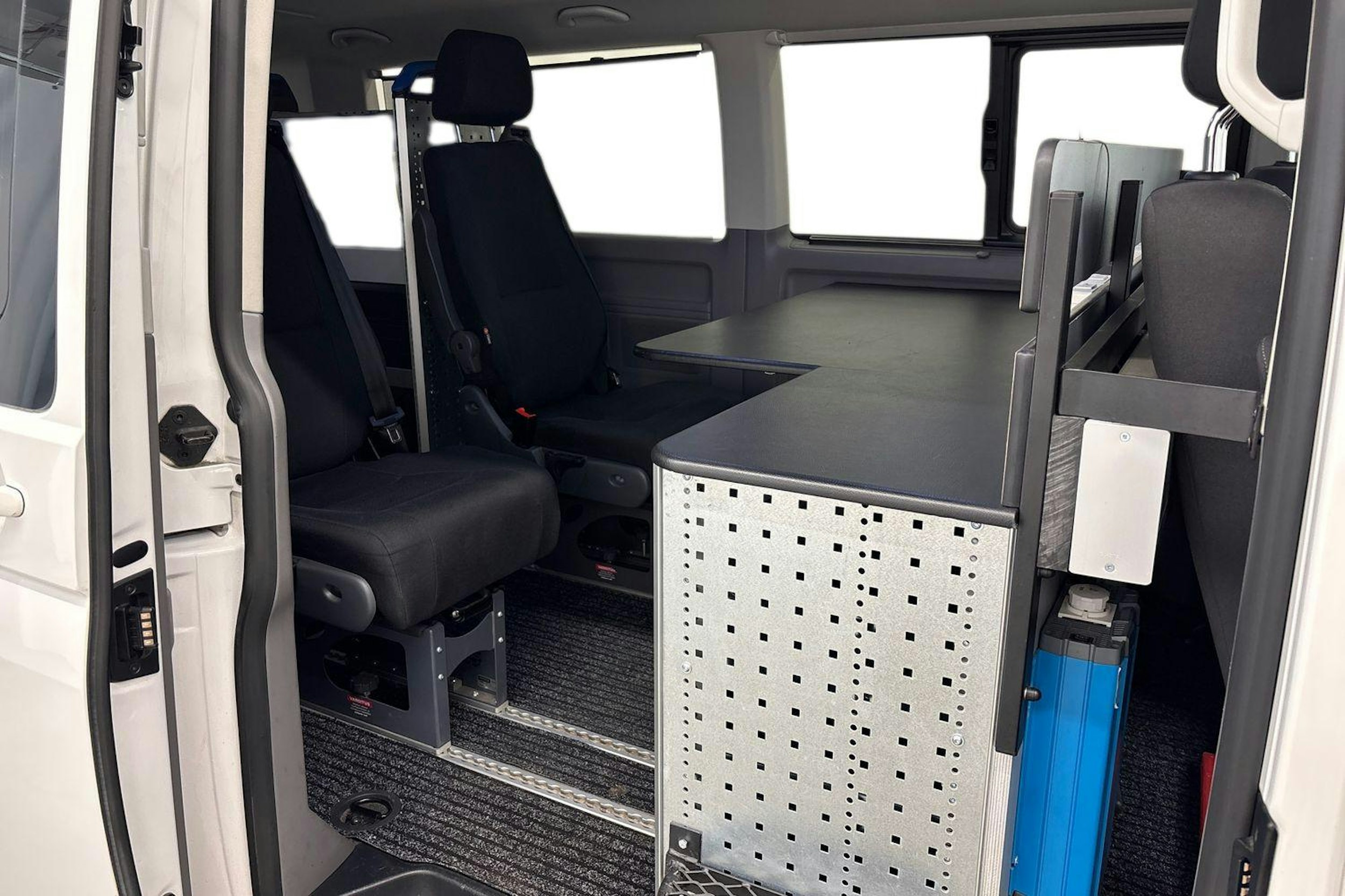 valkoinen Volkswagen Caravelle 2021 kuva 10.