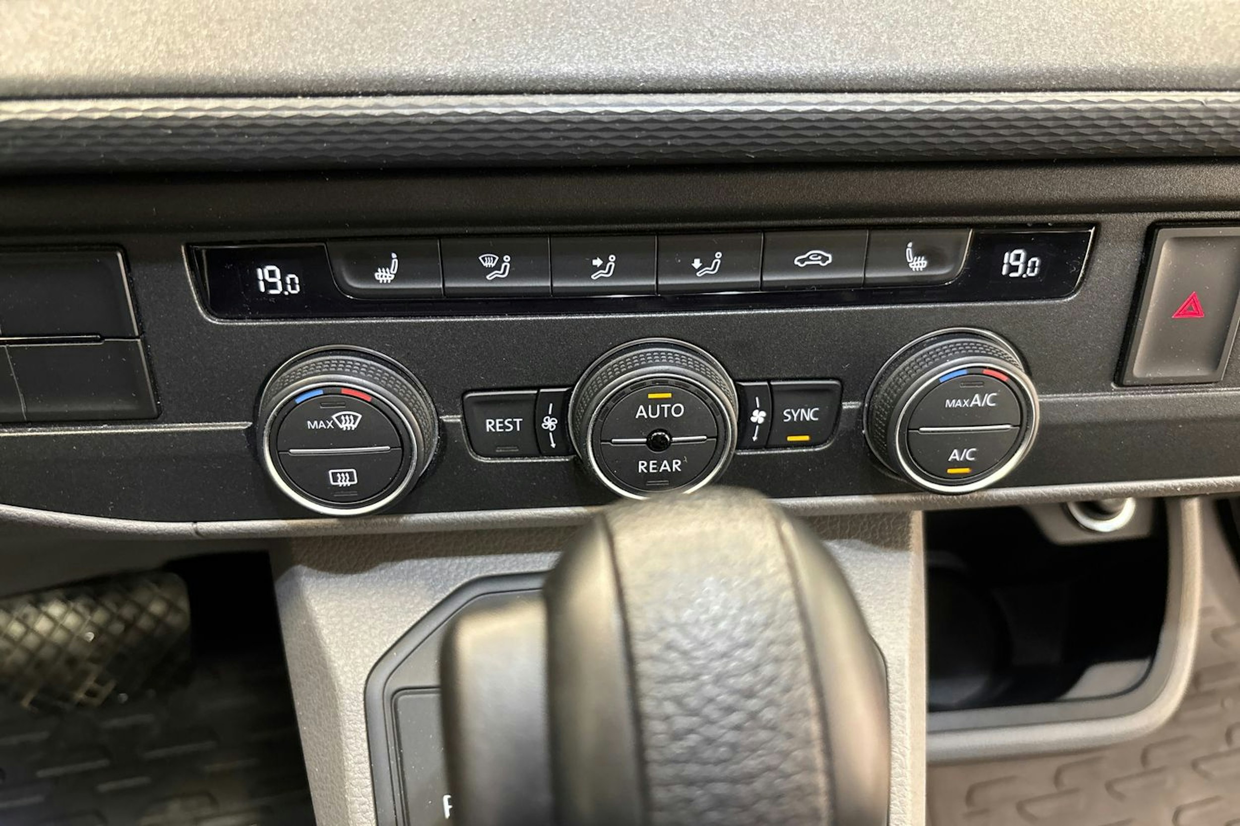 valkoinen Volkswagen Caravelle 2021 kuva 13.