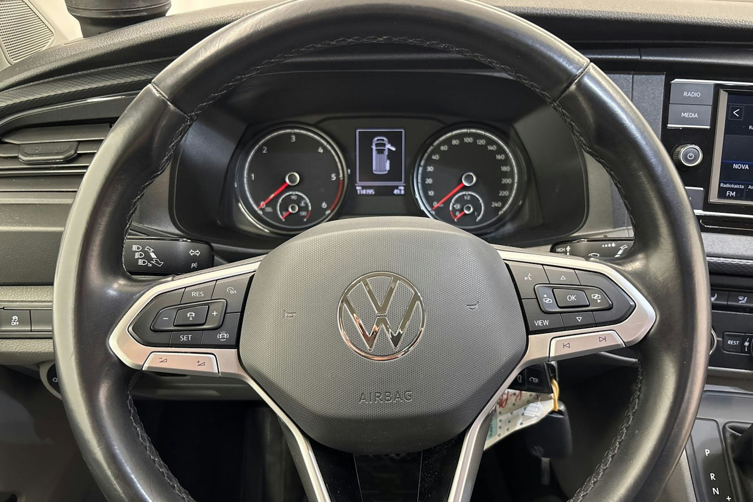 valkoinen Volkswagen Caravelle 2021 kuva 15.