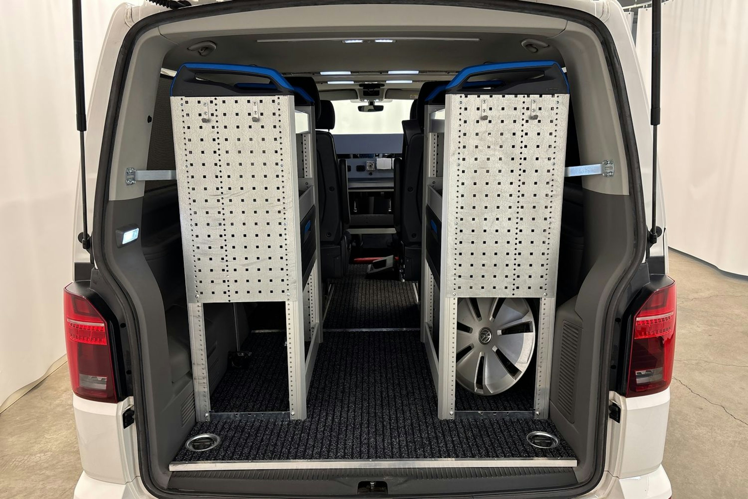 valkoinen Volkswagen Caravelle 2021 kuva 22.
