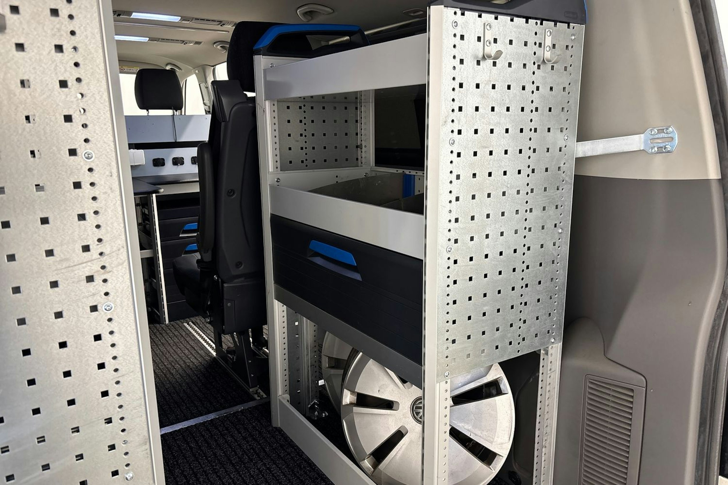 valkoinen Volkswagen Caravelle 2021 kuva 23.